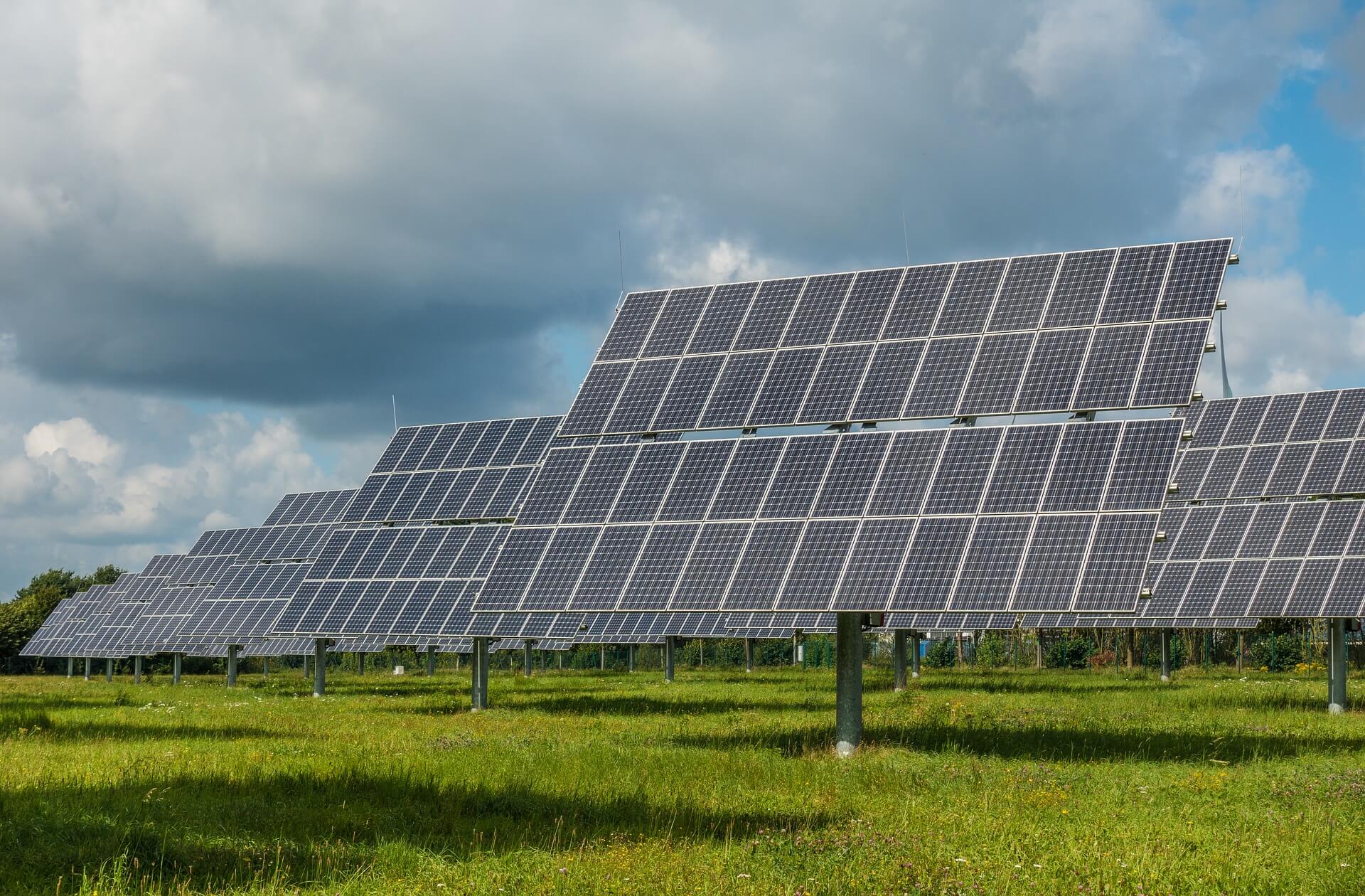 Atsinaujinančių energijos išteklių naudojimas ne taip seniai buvo laikytas idealistų, svajojančių apie visiškai švarią energiją, pomėgiu. Padėtis keičiasi.