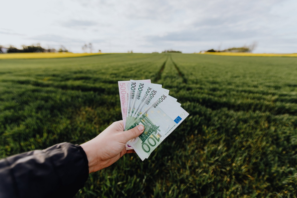 Jau kitąmet retoje kišenėje barškės monetos ir šlamės popieriniai pinigai. Seimas įteisino prievolę darbdaviams nuo ateinančio sausio atlyginimus mokėti tik pavedimu į darbuotojų banko sąskaitas.