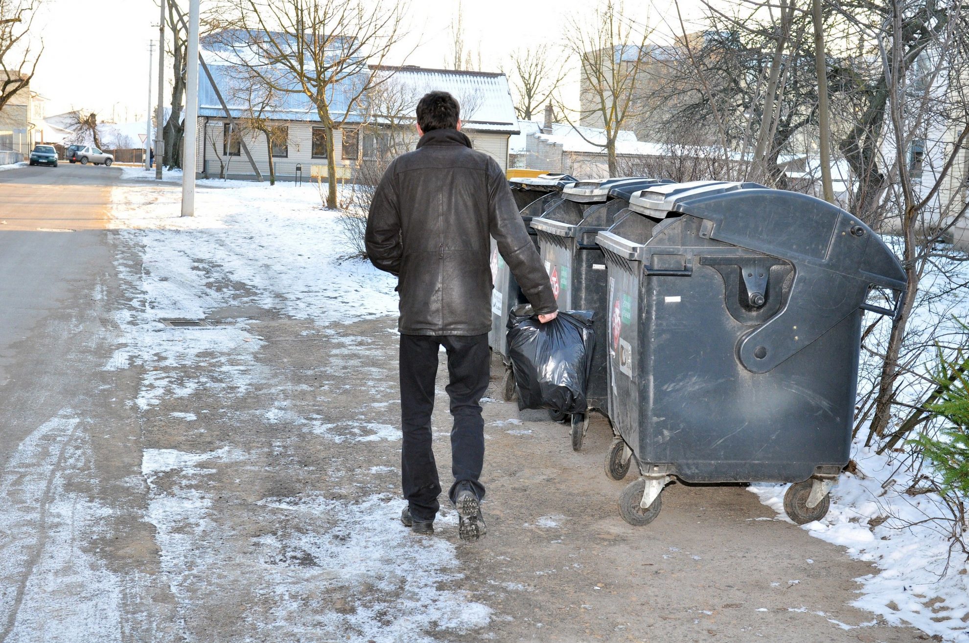 Panevėžio savivaldybė šventėms paruošė ne pačią smagiausią dovaną – trečdaliu didės mokestis už šiukšles. O didžiausia našta užguls vienišų ir daug nekilnojamojo turto turinčių gyventojų pečius.