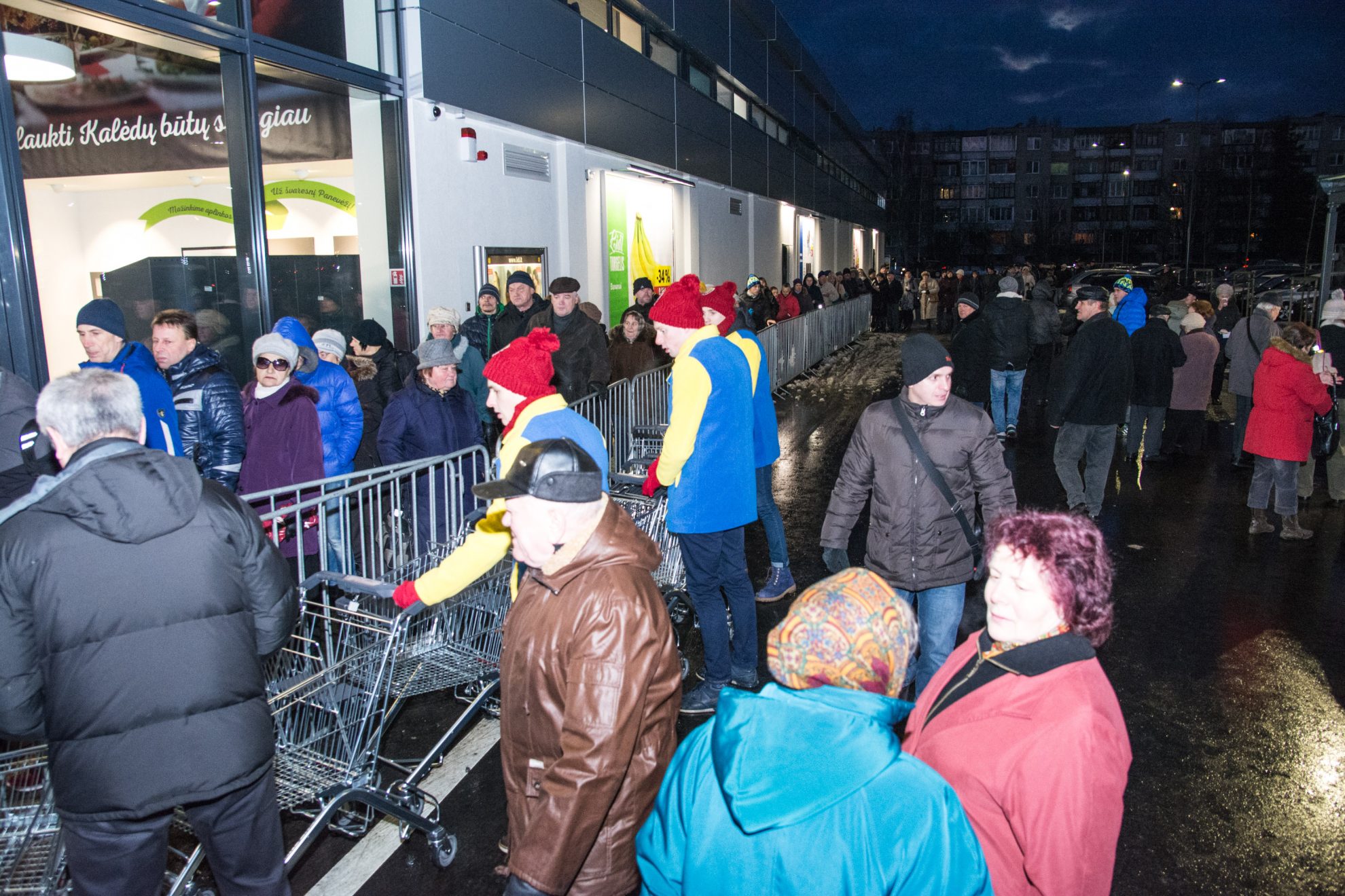 Į Panevėžio prekybos aikštelę įsiveržė dar vienas žaidėjas. Į „Lidl“ parduotuvės atidarymą Aukštaitijos sostinėje suplūdo minios žmonių, o pirmieji pirkėjai į eilę stojo prieš septintą valandą ryto.