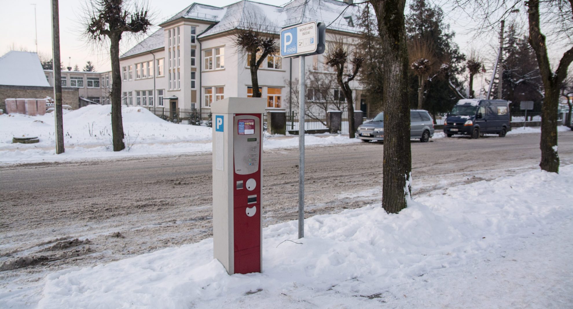 Savaitgalį chuliganai suniokojo parkomatą Panevėžio centre – į pinigus renkantį aparatą įmetė petardą.