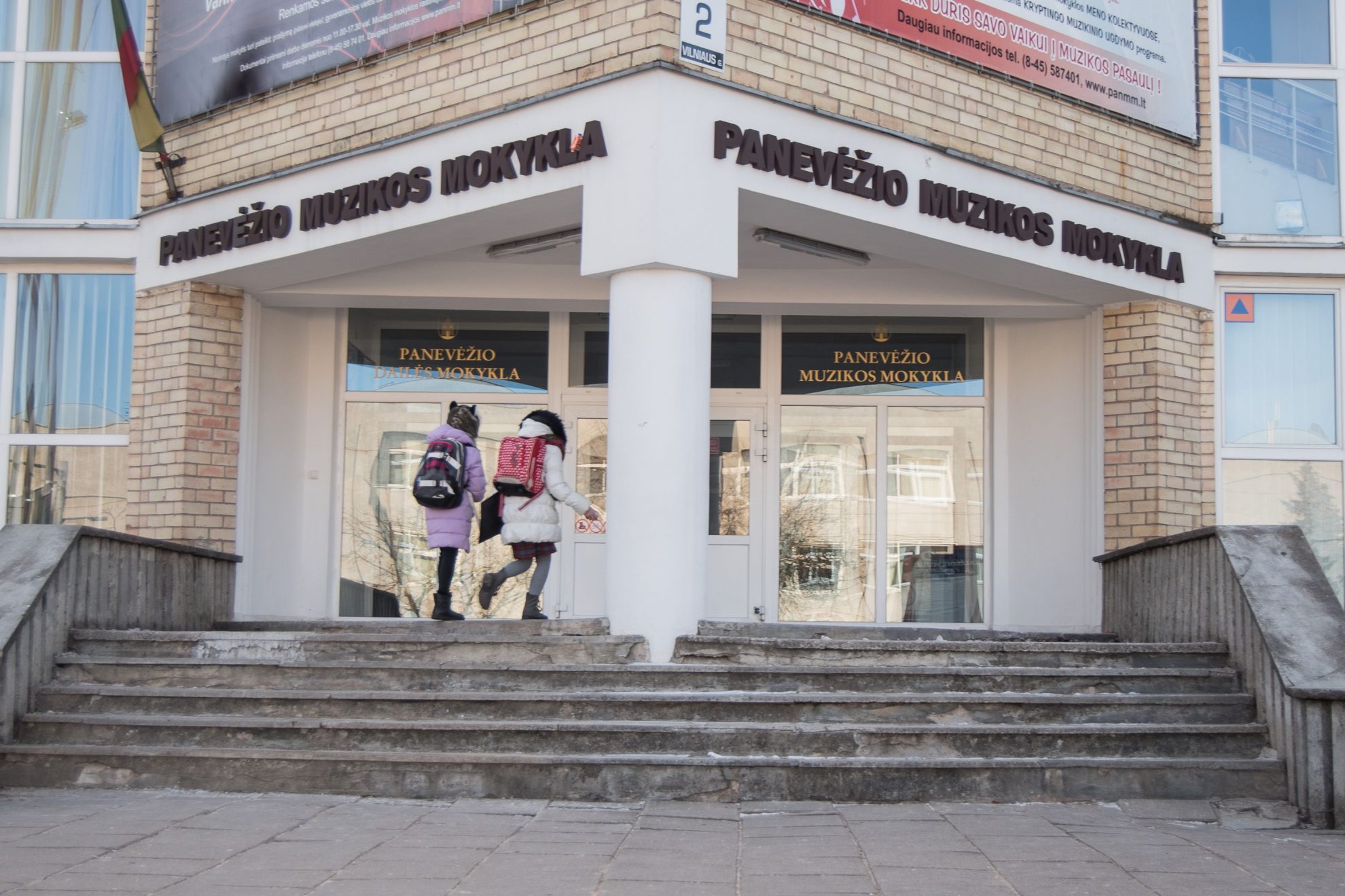 Panevėžio muzikos ir dailės mokyklose kunkuliuoja aistros. Jas lyg žaibas iš giedro dangaus pasiekė žinia, jog šias mokymo įstaigas ketinama sujungti.