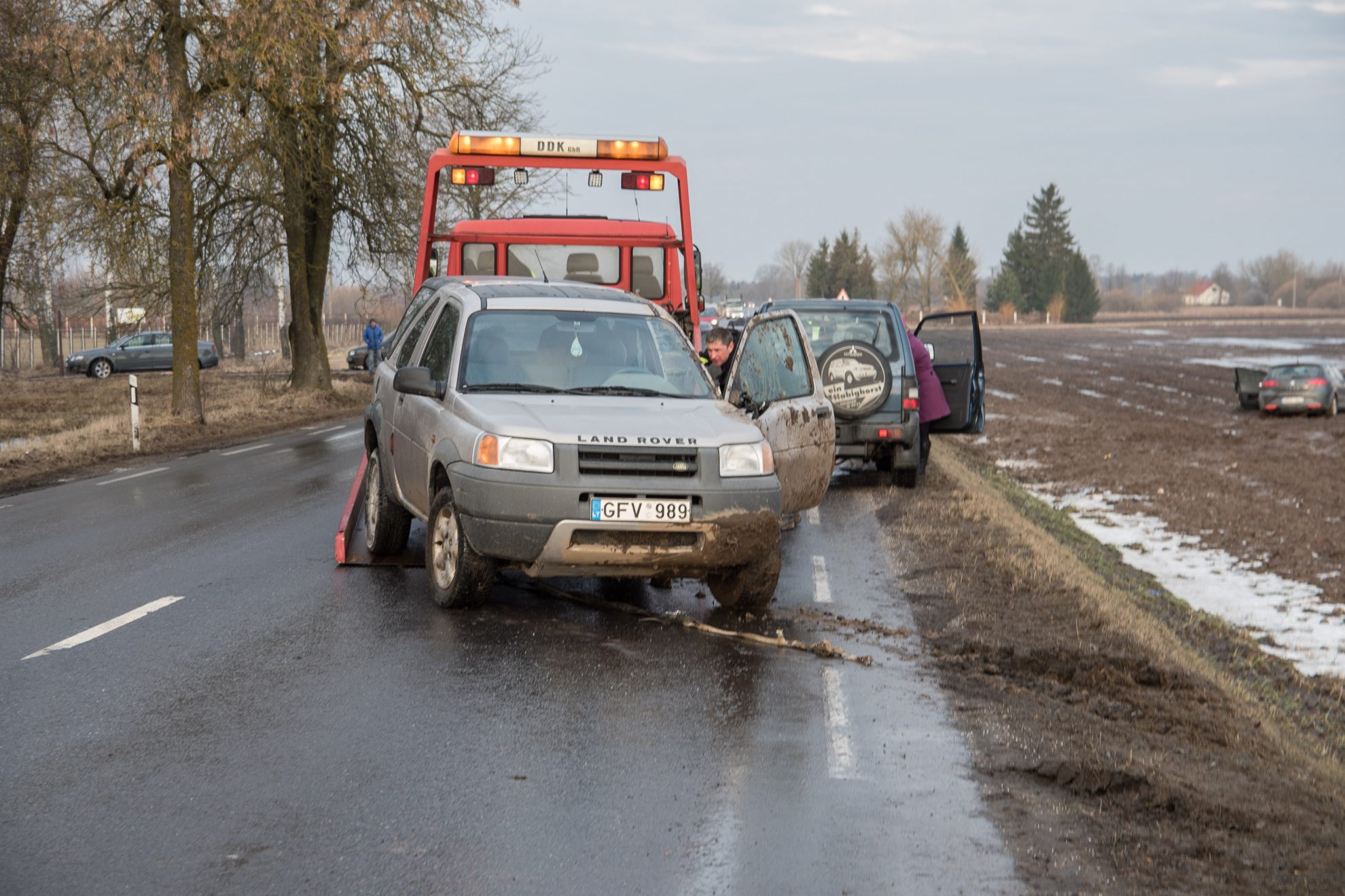 Rytas nesėkmingas net 16 vairuotojų. Prie Kaubariškio į griovį nuslydo moters vairuojamas „Ford“, šeši lengvieji automobiliai į avariją pateko ties Liūdyne.