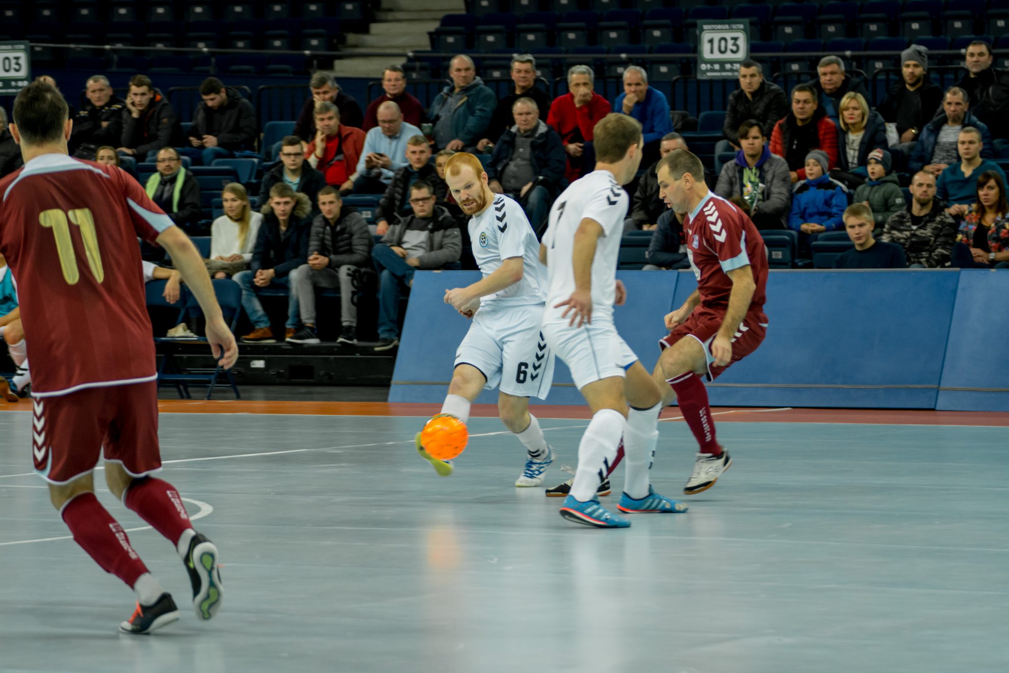 Sekmadienį Lietuvos Futsal A lygoje užbaigtas 11-asis turas. Centrinėje turo dvikovoje Vilniuje susitiko vieni iš kandidatų iškovoti nugalėtojų titulą – vietos „Bekentas“ ir Panevėžio „Baltija“.