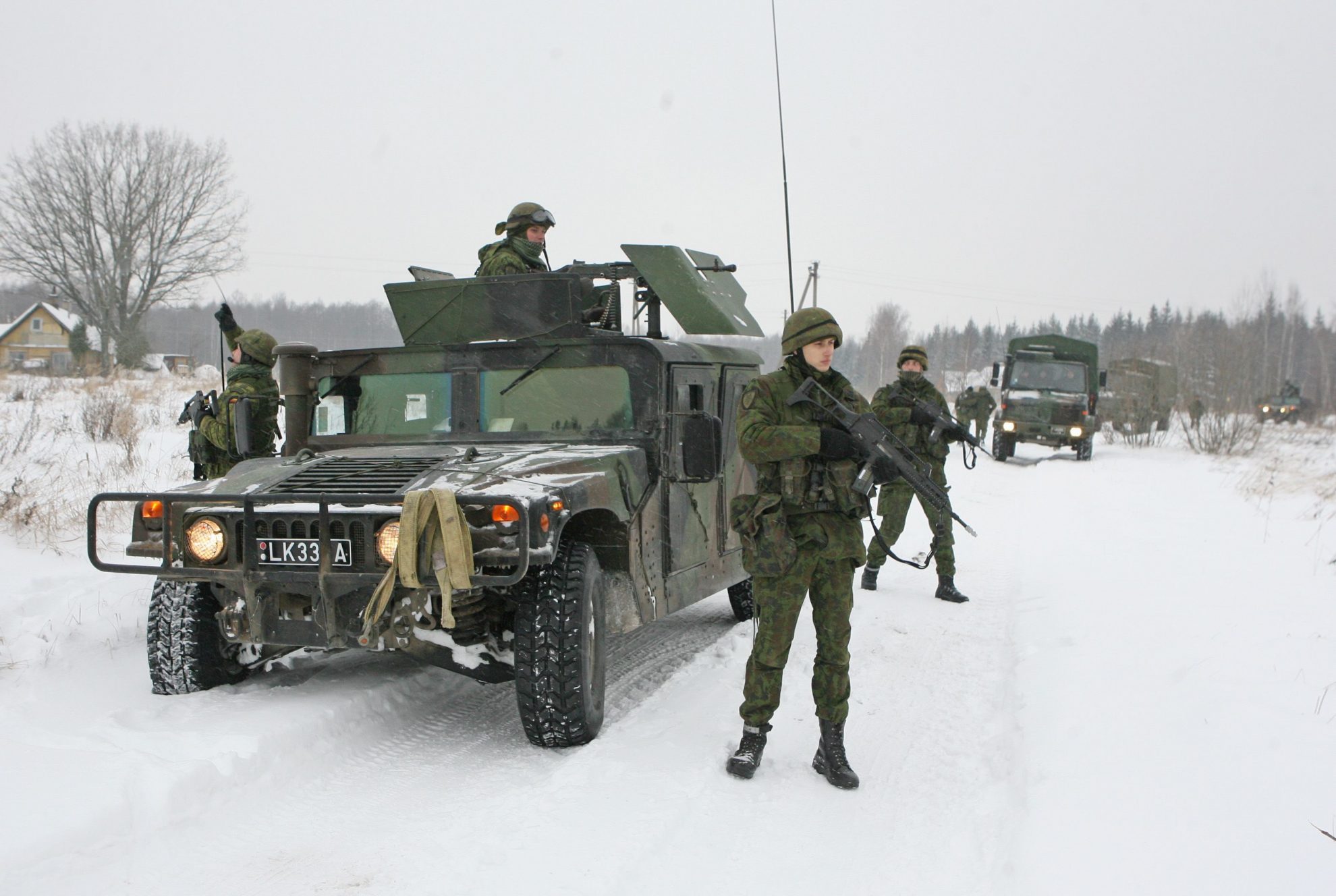 Lietuvos kariuomenės Mechanizuotos pėstininkų brigados „Geležinis vilkas“ Karaliaus Mindaugo husarų bataliono kariai vasario 6 -9 dienomis rengia taktines pratybas Velžio seniūnijos apylinkėse.