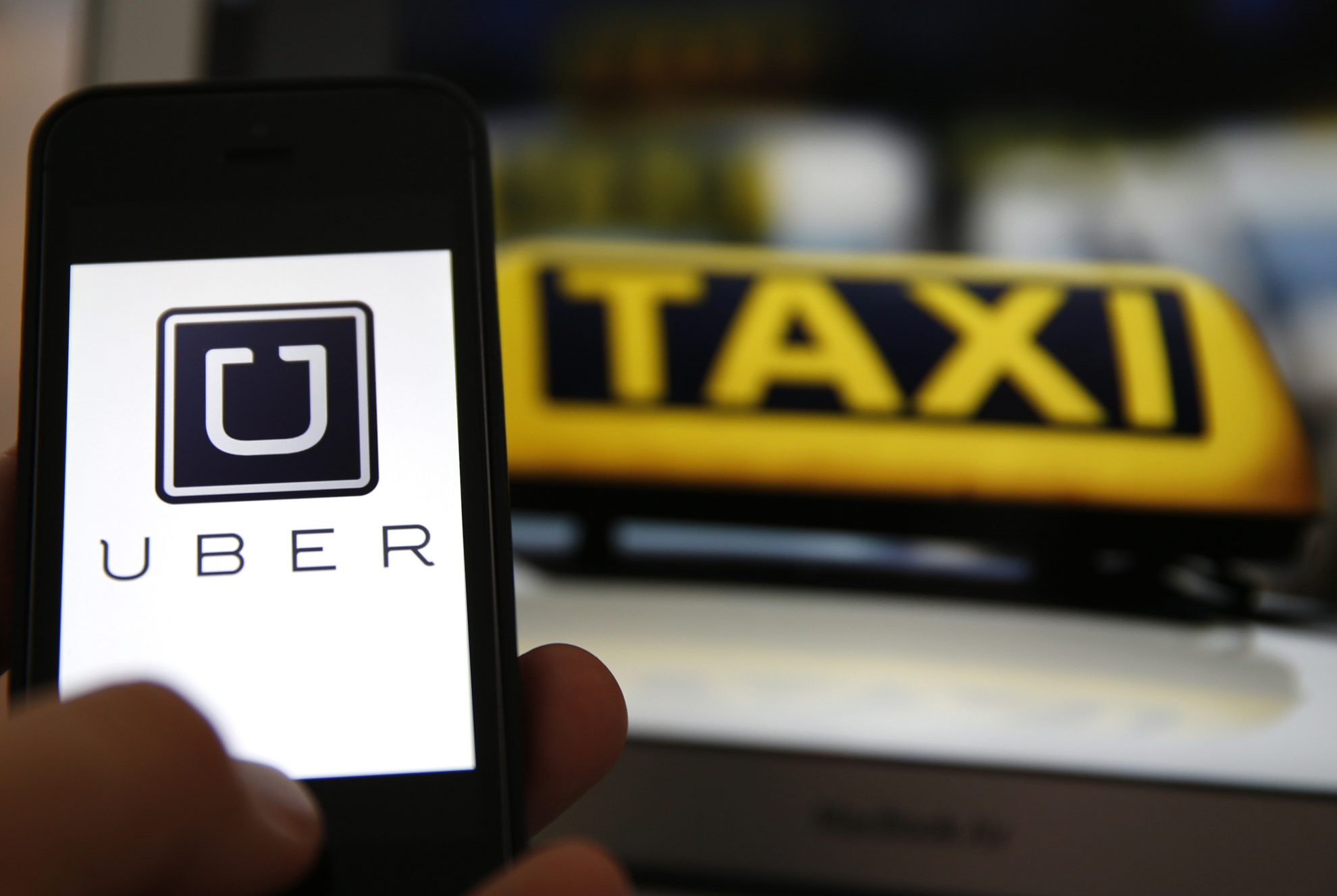 Vienas prancūzas padavė pavėžėjimo paslaugas teikiančią bendrovę „Uber“ į teismą dėl ... iširusios santuokos.