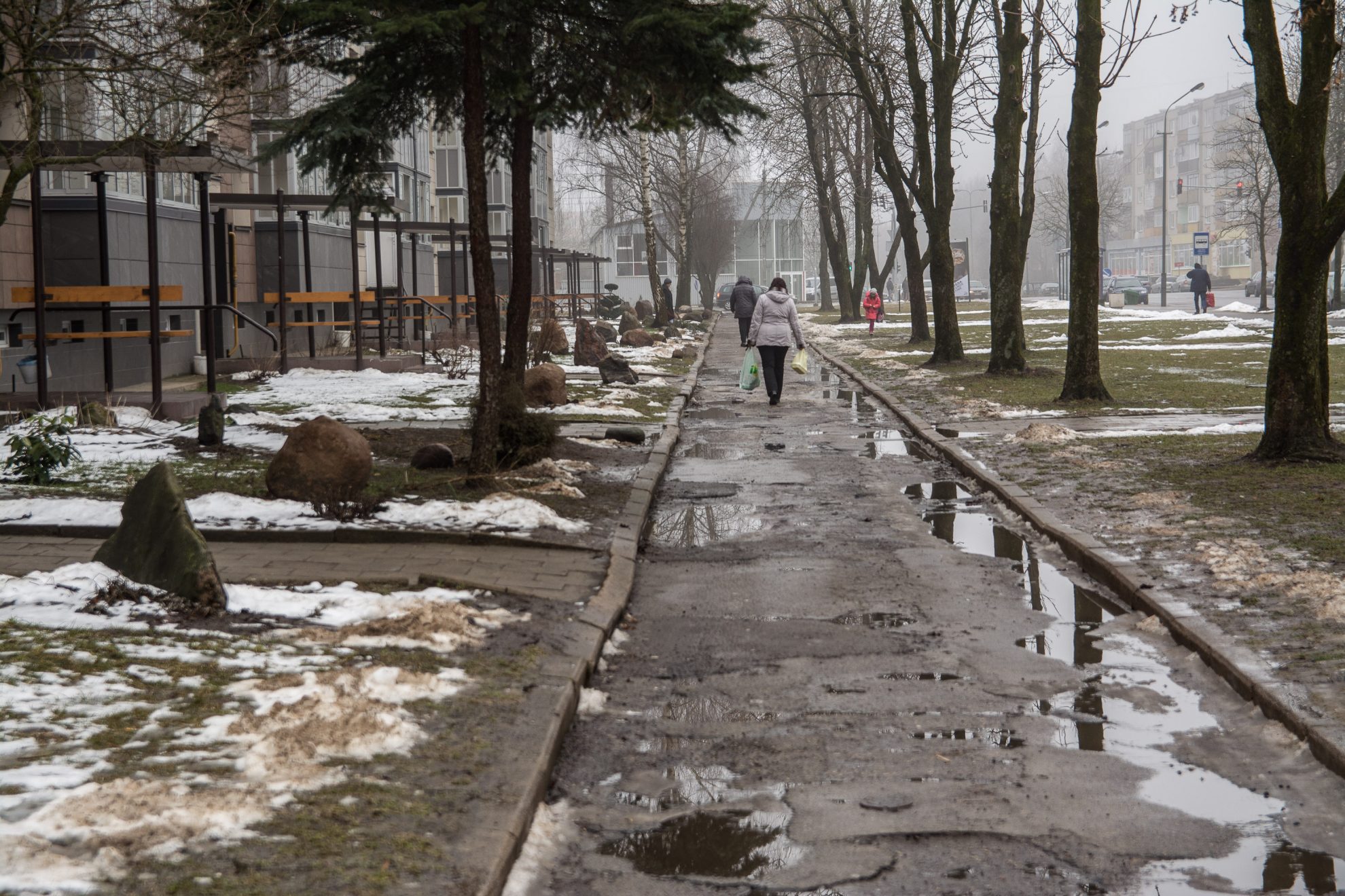 Nežinia, kokioje sudėtingoje situacijoje reikėtų atsidurti, kad sutiktum įsidarbinti valytoju viename daugiabučių namų Aukštaičių gatvėje.