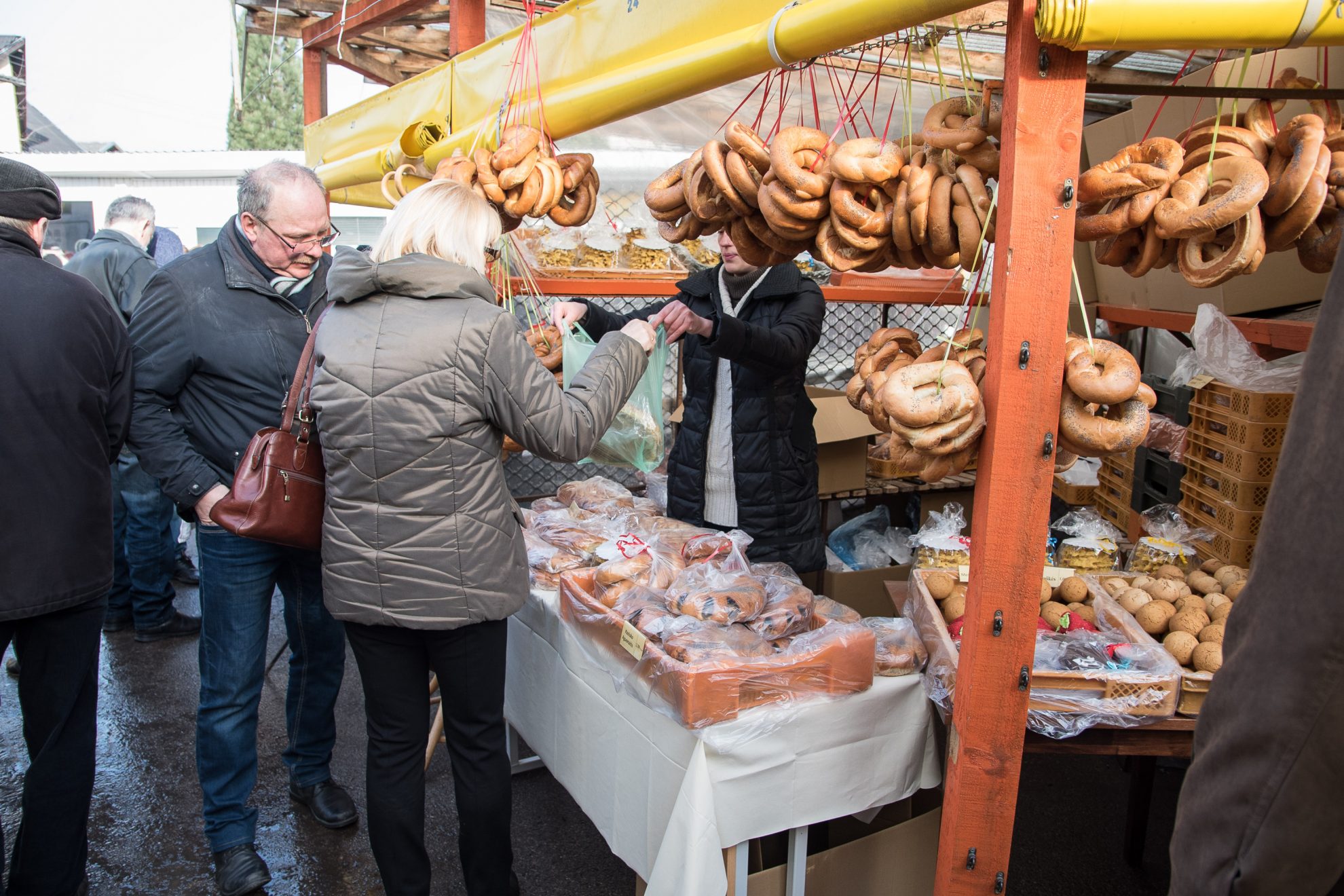 Pavasario pranašas - Kaziuko mugė - į ūkininkų turgų pritraukė gausybę lankytojų. Gero oro iš namų išviliotus pirkėjus labiausiai domino maisto produktai.