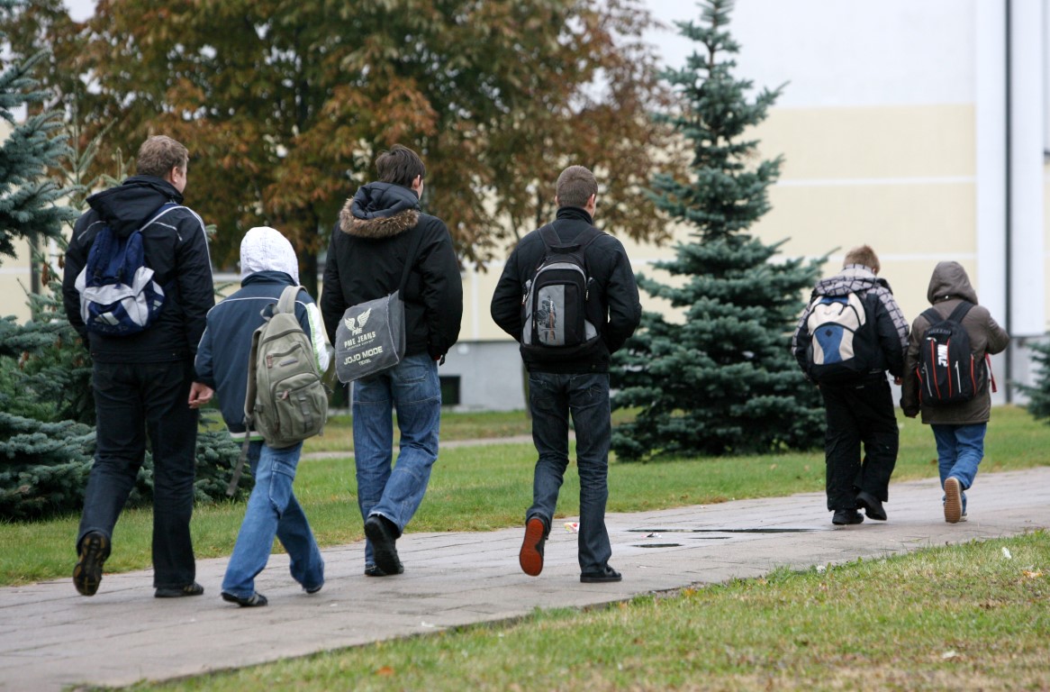 Dar visai neseniai kalbėta apie brandos darbo idėją, o šiomis dienomis pateiktas naujas siūlymas – ilginti mokslo metus.