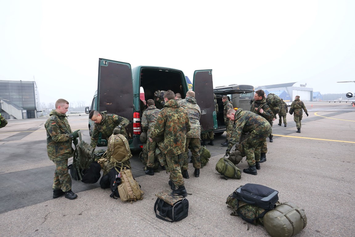 Pasak Lietuvos krašto apsaugos vadovo R. Karoblio, 2017 metais mūsų šalis ir toliau dalyvaus ES karinėse operacijose bei misijose bei didins savo įnašą.