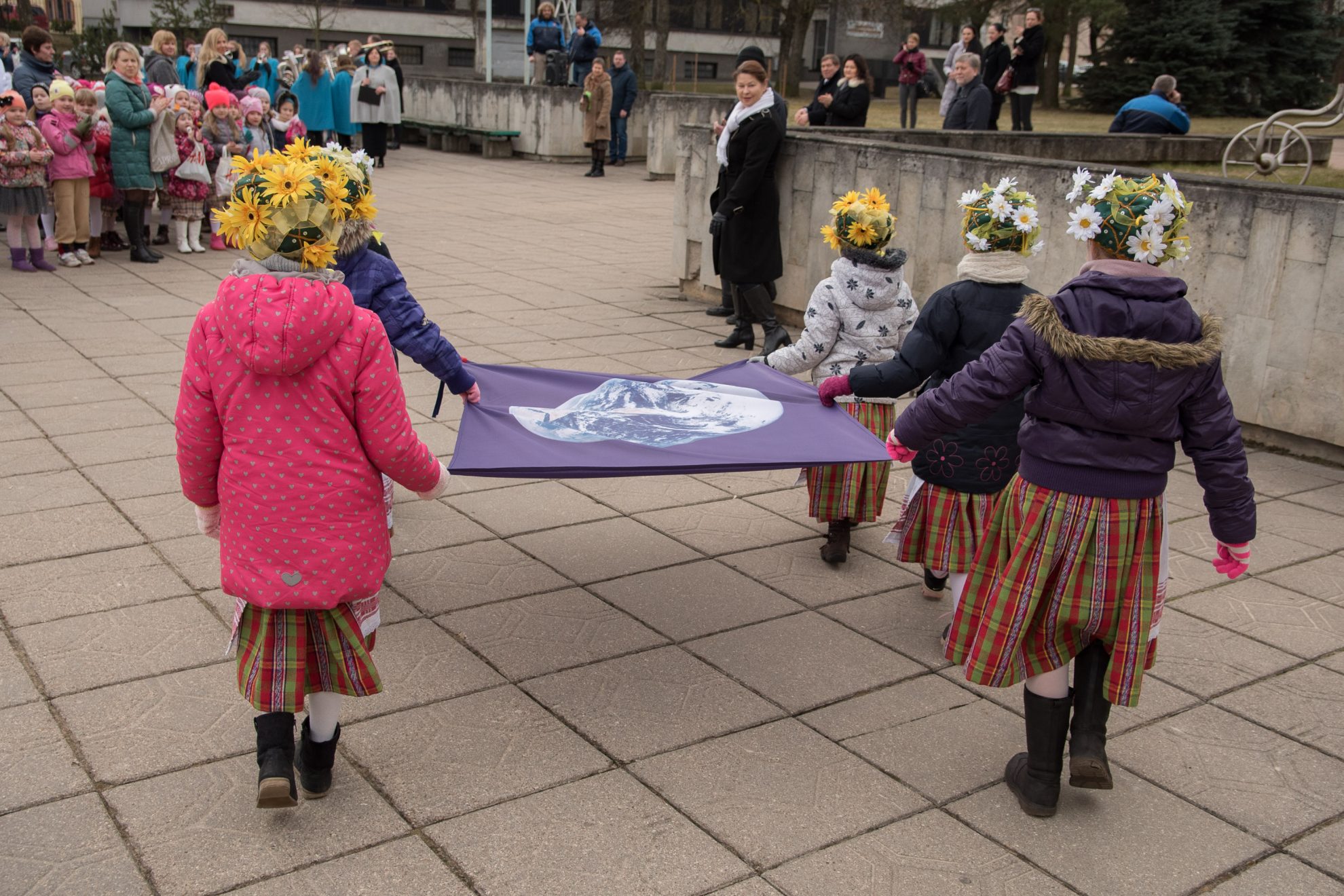 Tradiciškai kovo 20 dieną minimi pavasario lygiadienis bei Žemės diena nepamiršti ir Panevėžyje. Aukštaitijos sostinėje iškilmingai iškelta Žemės vėliava, o savo žiniomis apie planetos išsaugojimą dalijosi vaikai.