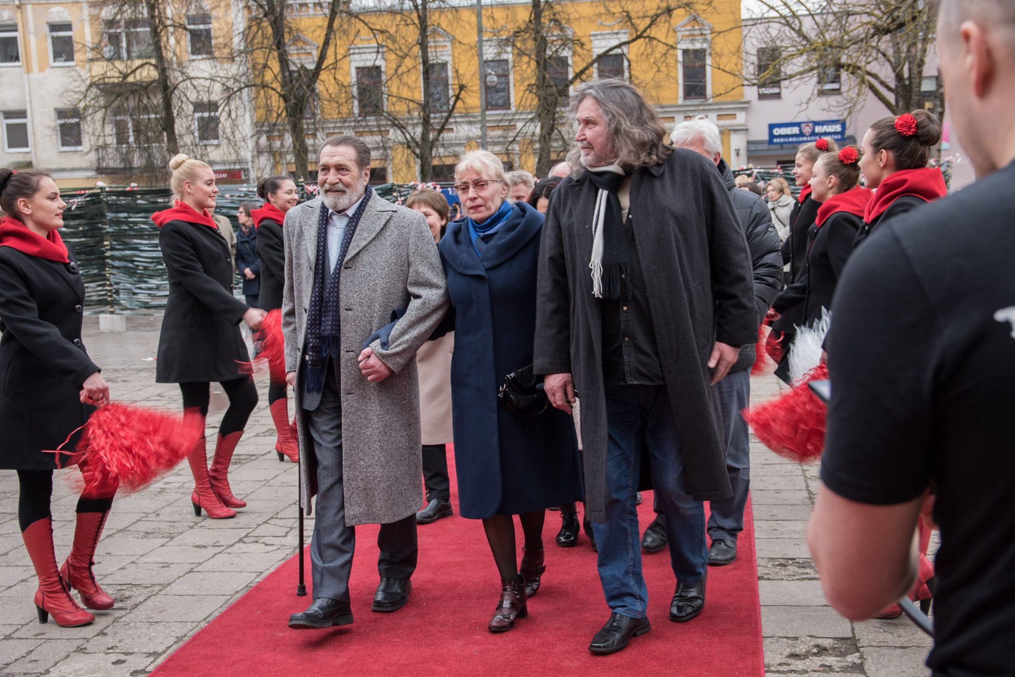 Penktadienio vakarą iškilmingai, lydimi aplodismentų, raudonuoju kilimu žengė ne tik garbūs svečiai, bet ir visi kino mylėtojai.