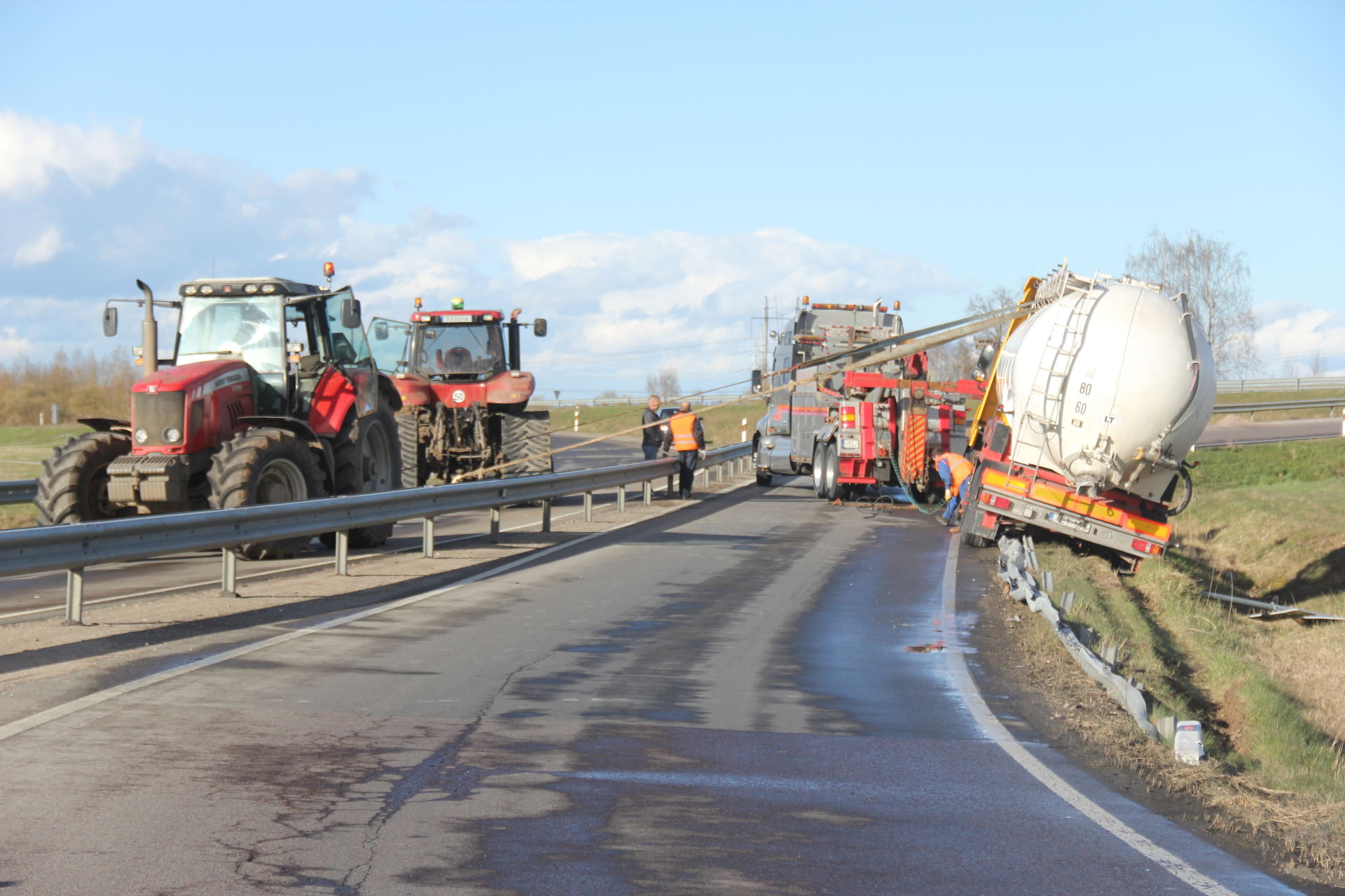 Pavojingoje situacijoje sekmadienį atsidūrė didelį krovinį į Skandinavijos šalis iš Panevėžio gabenęs vilkikas. Kylant viaduku vilkikas tapo nevaldomas.