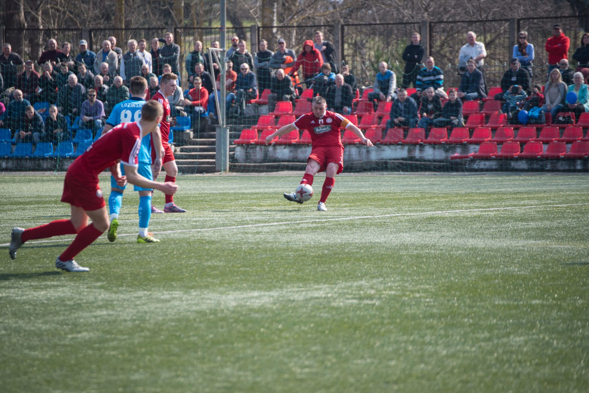 „Panevėžio“ futbolininkai namuose priėmė svečius iš uostamiesčio „Koralo“ ekipą. Su klaipėdiečiais pasidalinta po tašką, rungtynės baigėsi rezultatu – 1:1.