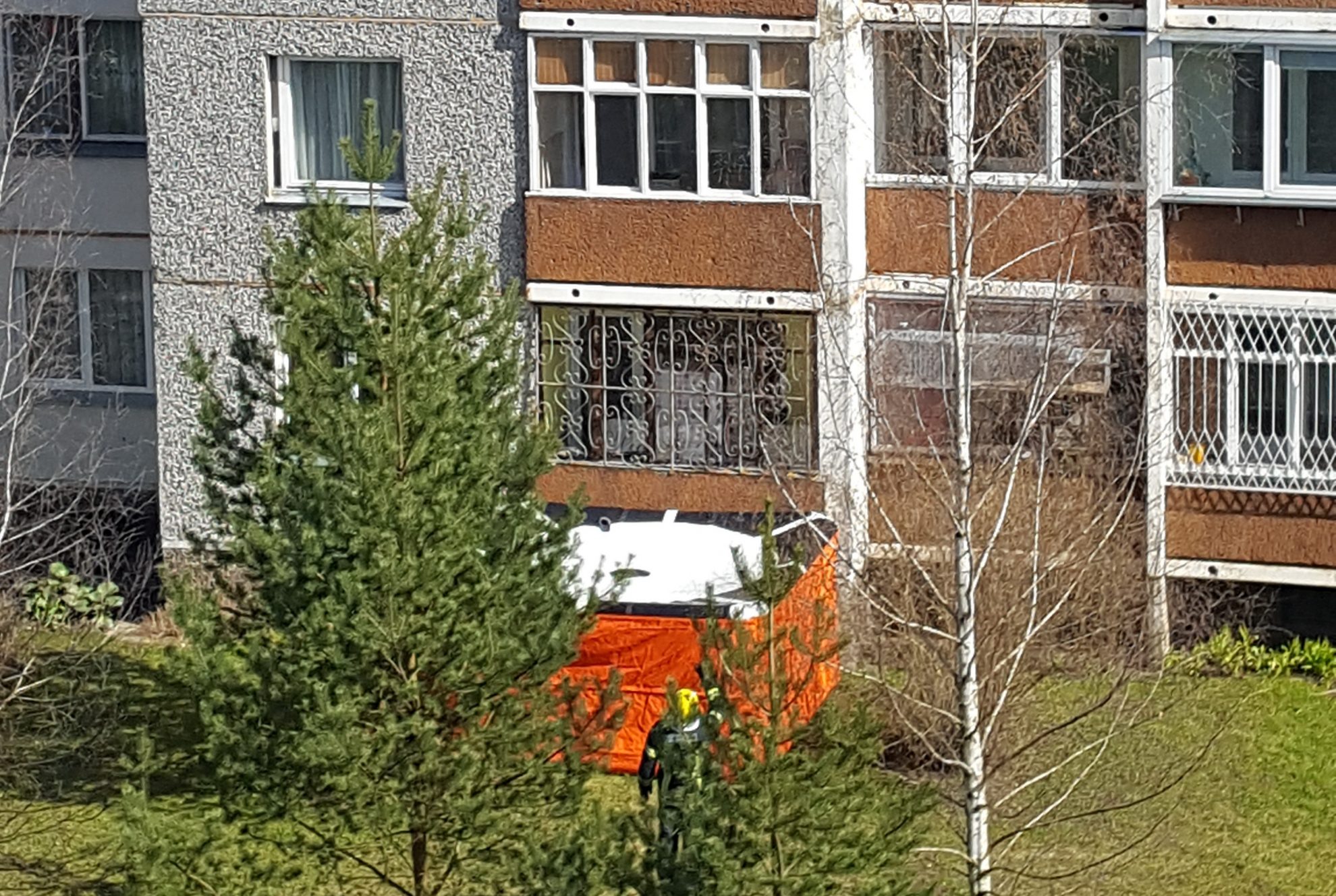 Panevėžio ugniagesiai ir kitos pagalbos tarnybos skubėjo gelbėti iš penkto daugiabučio namo aukšto Kniaudiškių gatvėje nuo balkono nušokti grasinusio vyro.