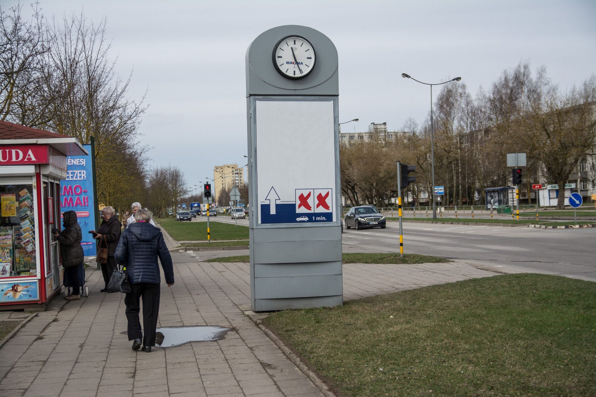 Nebeaišku, kokį laiką skaičiuoja Panevėžio laikrodžiai. Žmones trikdo ant to paties stovo kabantys, bet skirtingą laiką rodantys laikrodžiai.