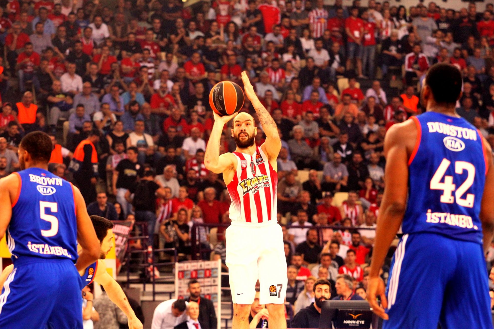 Penktosiose ketvirtfinalio rungtynėse „Olympiakos“ namuose 87:78 (25:21, 12:20, 26:17, 24:20) nugalėjo Stambulo „Anadolu Efes“ ir laimėjo seriją 3-2.