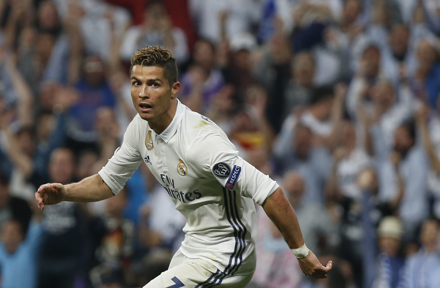 Madrido „Real“ futbolininkai triuškinančia pergale 3:0 namuose prieš „Atletico“ pradėjo Čempionų lygos pusfinalį.