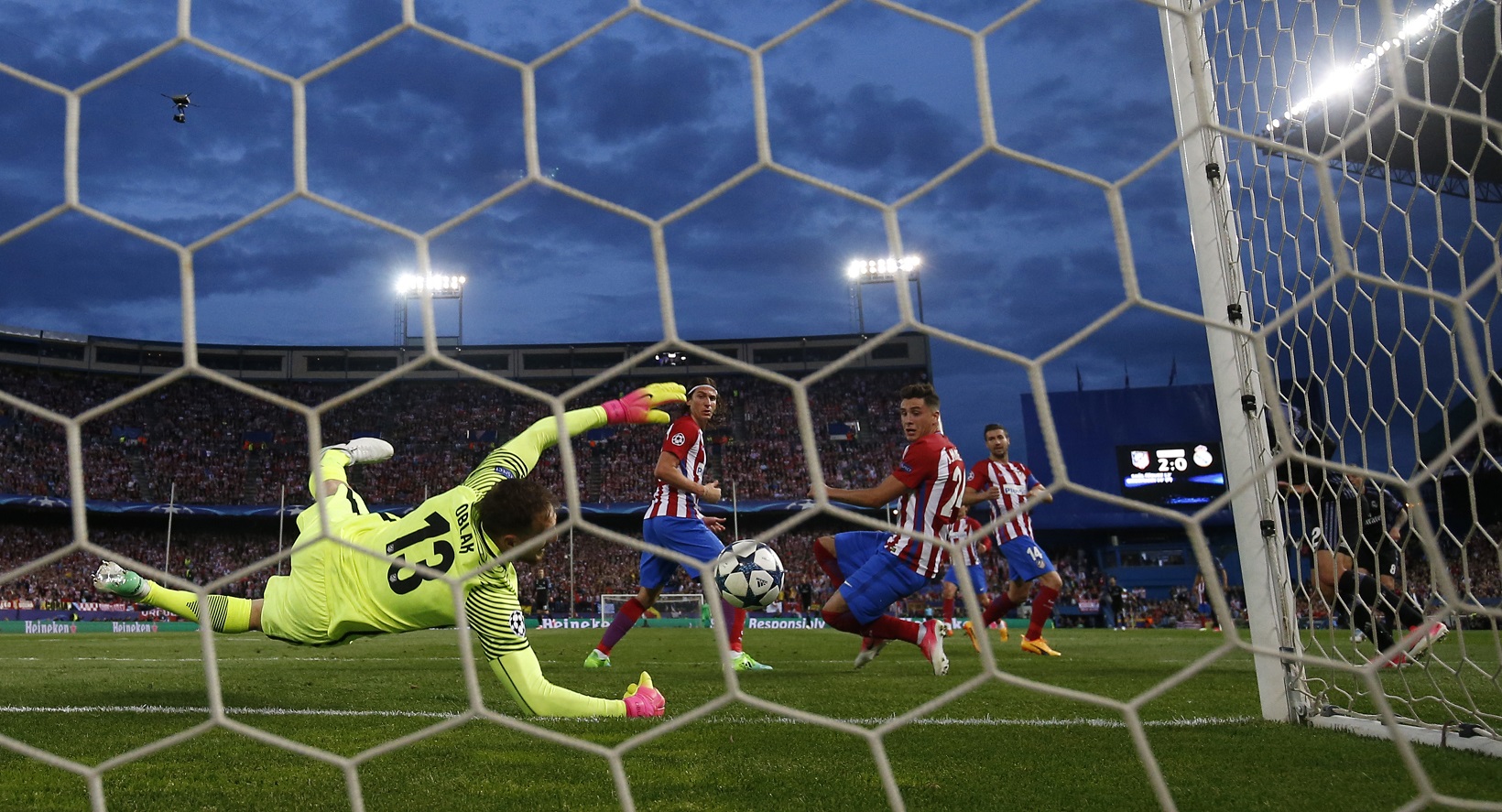 UEFA Čempionų lygos atsakomosiose pusfinalio rungtynėse Madrido „Atletico“ namuose 2:1 įveikė kitą Ispanijos sostinės klubą „Real“.