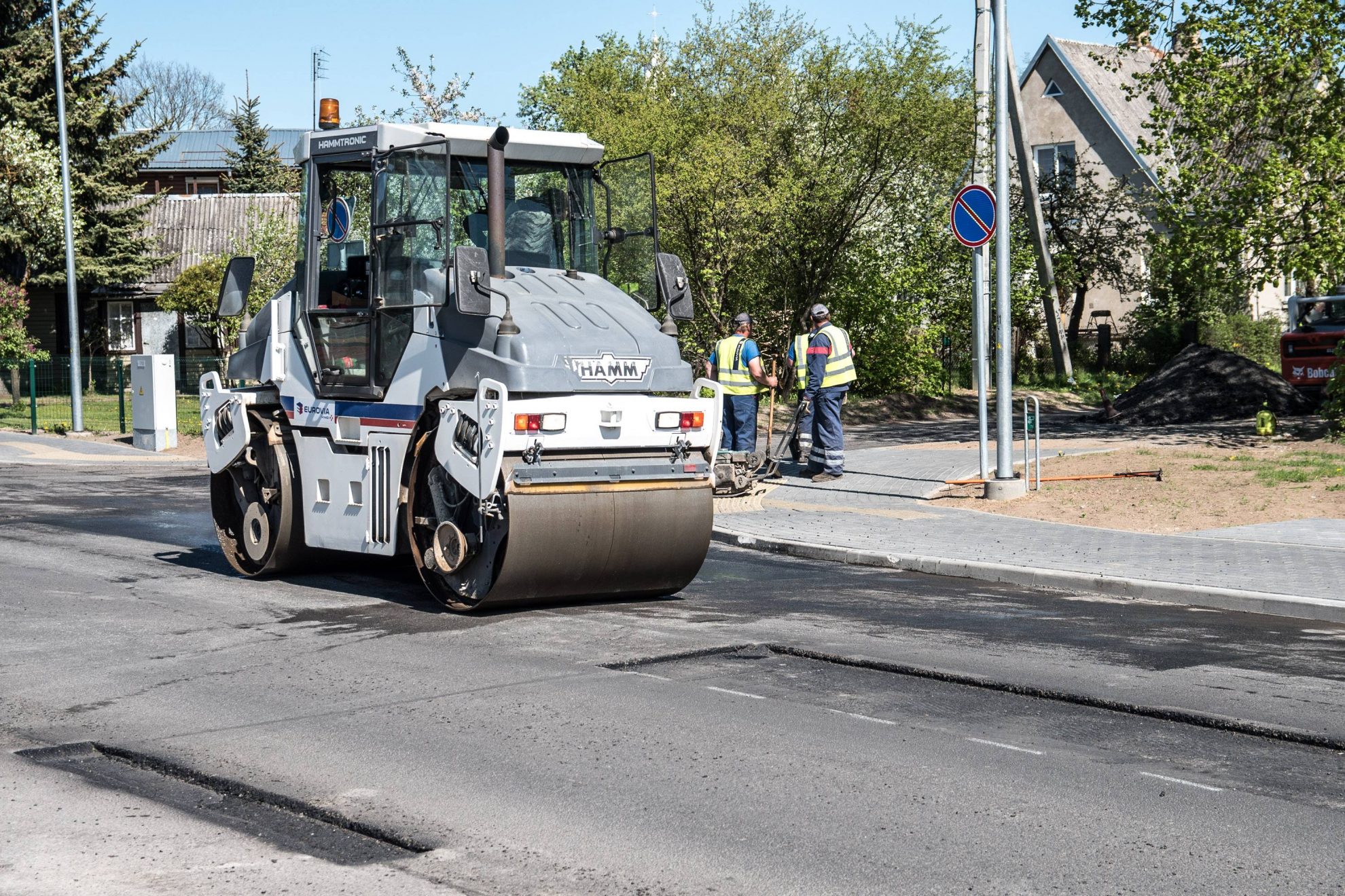 Panevėžiečiai apstulbo - vos prieš pusmetį suremontuotoje J. Tilvyčio gatvėje vėl stovi apie remontą perspėjantys ženklai, burzgia kelininkų technika.