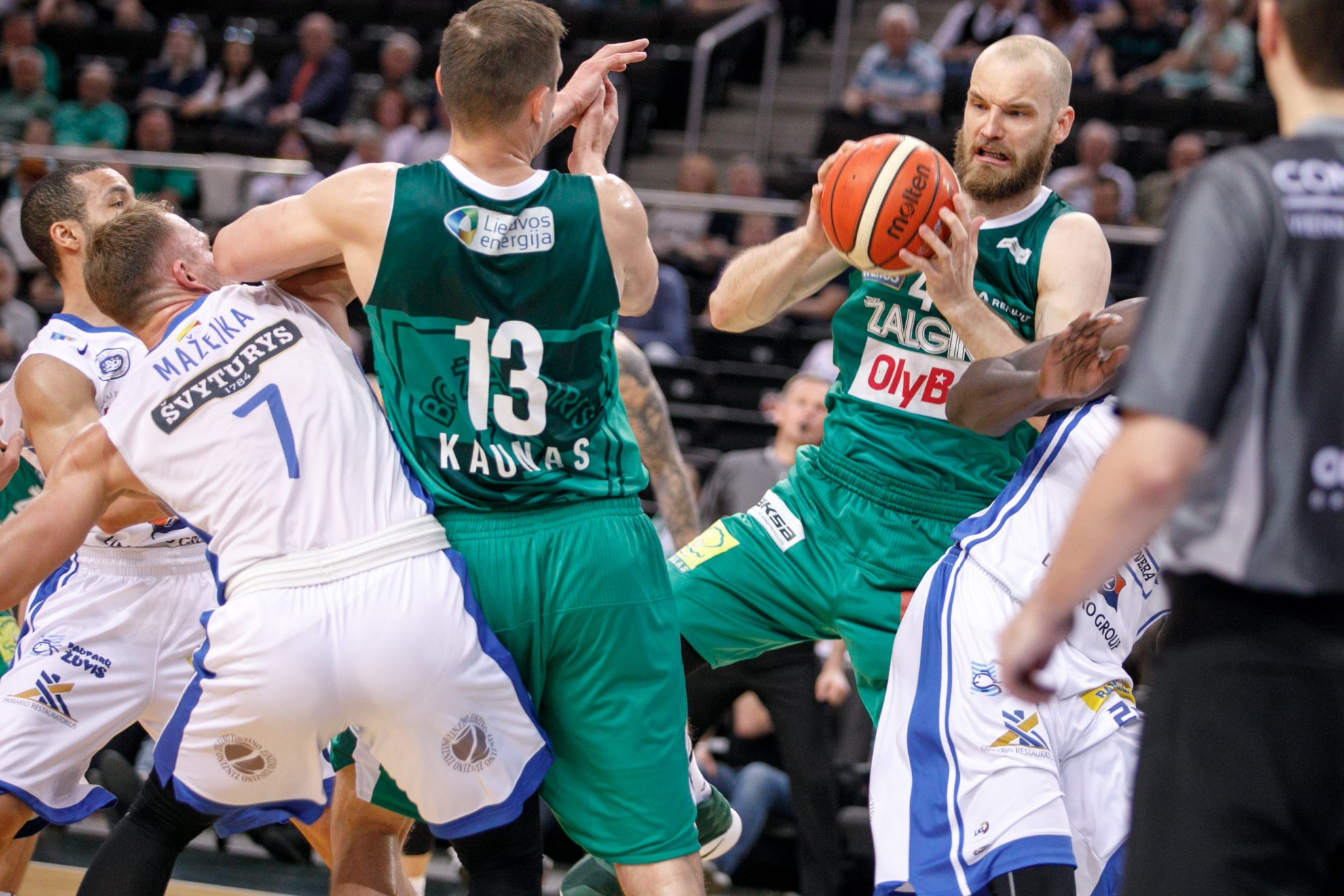 Trečiąją pergalę LKL čempionato atkrintamųjų varžybų pusfinalyje ir kelialapį į finalą iškovojo Kauno „Žalgiris“, 69:53 įveikęs „Neptūną“.