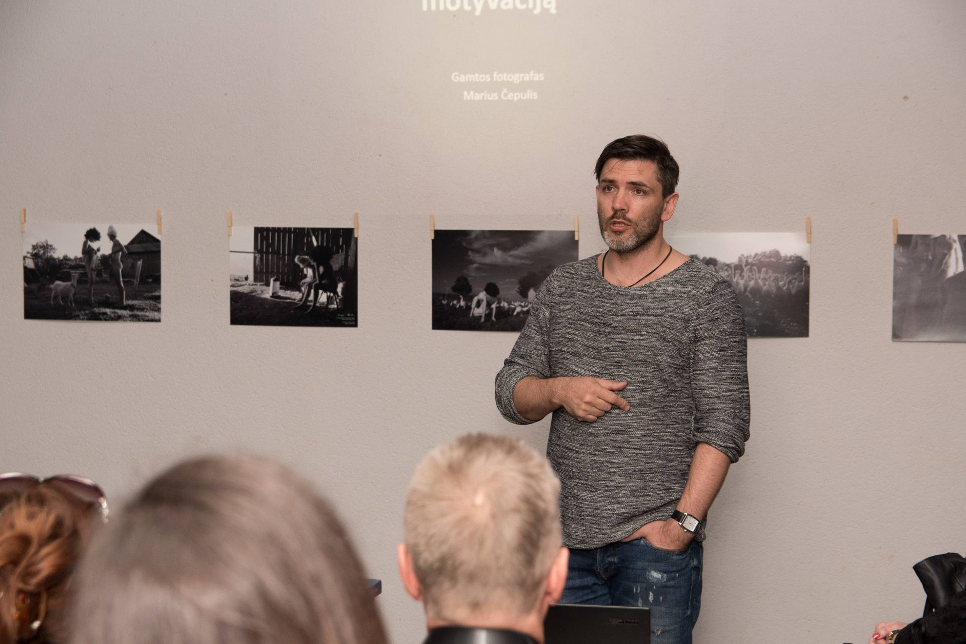 Gerai žinomo gamtos fotografo Mariaus Čepulio nuotraukos nukelia į miškus, kurių fone sustabdytos gyvūnų ar paukščių gyvenimo akimirkos.