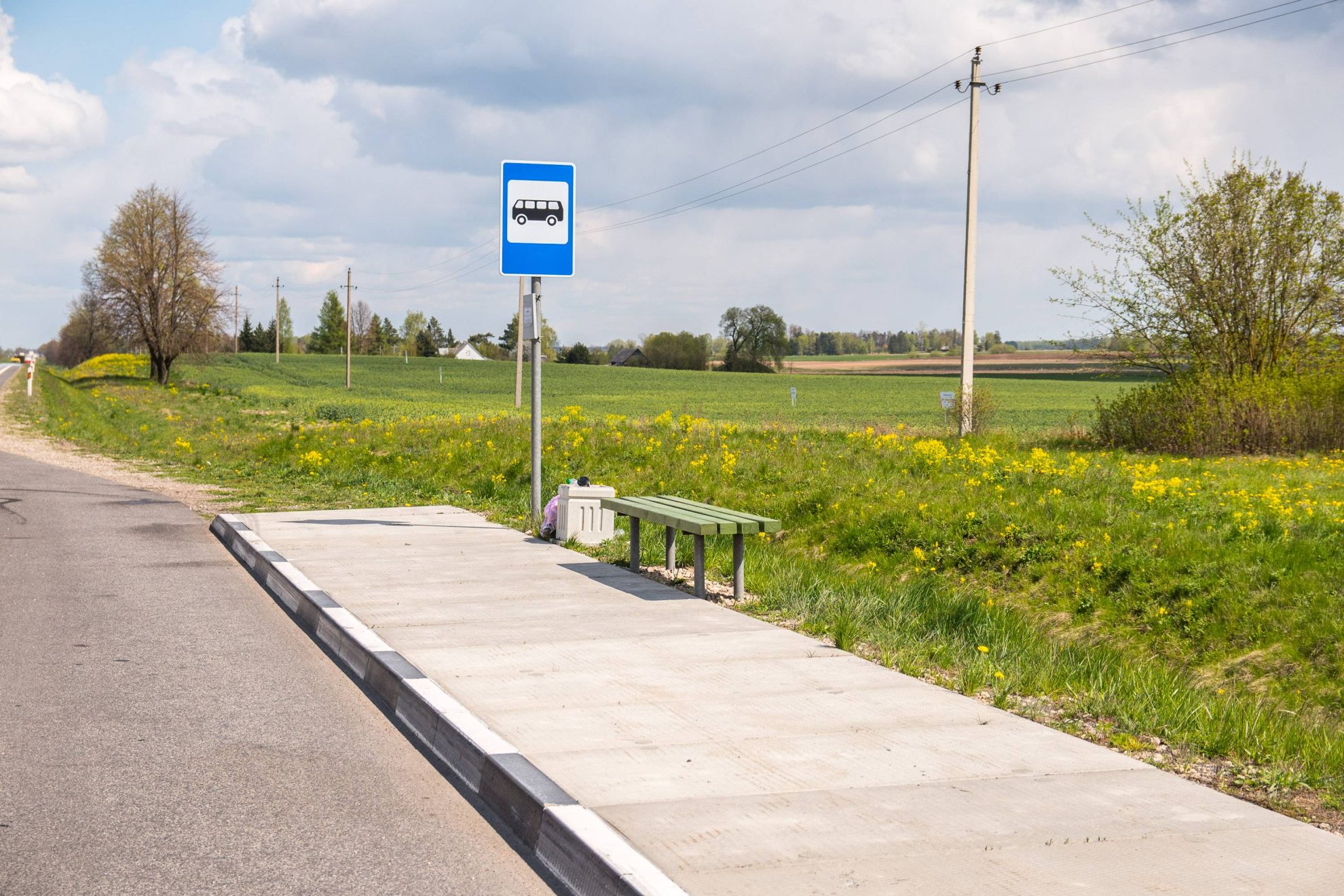 Į Automobilių kelių priežiūros normatyvus įrašyta pastaba itin palengvino kelininkų darbą. Jiems nebebūtina stotelėse statyti suoliukus, šiukšlių dėžes.