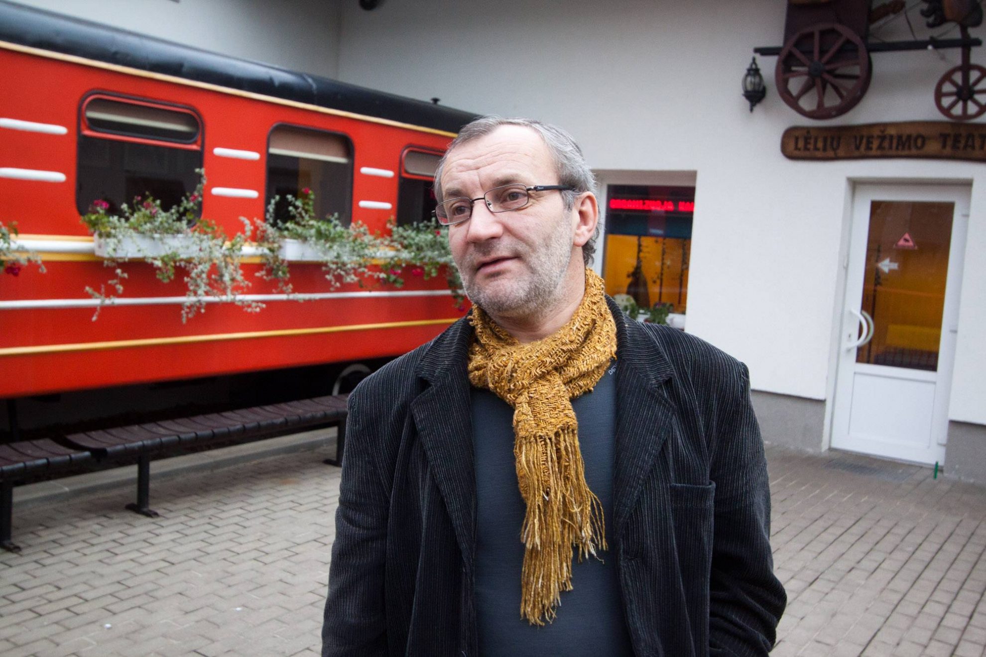 Visą savo gyvenimą menui pašventę Panevėžio teatrų vadovai netrukus gali atsidurti gatvėje. Šalies valdžia užsimojo apriboti jų kadencijas.