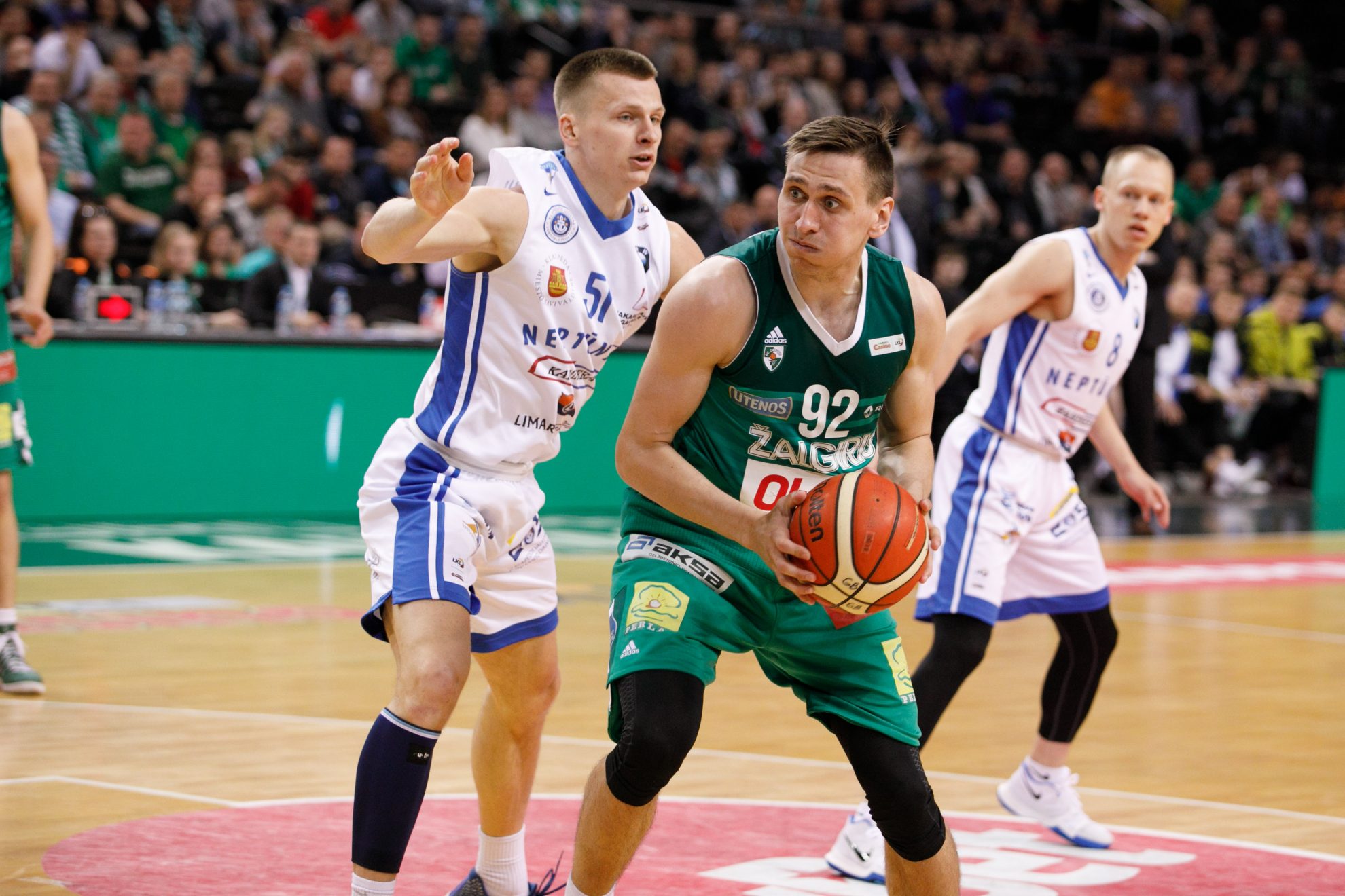 Pirmąją pergalę LKL pirmenybių pusfinalyje iškovojo Kauno „Žalgiris“, 83:54 (24:13, 27:12, 17:10, 15:19) įveikė puolime strigusį Klaipėdos „Neptūną“.