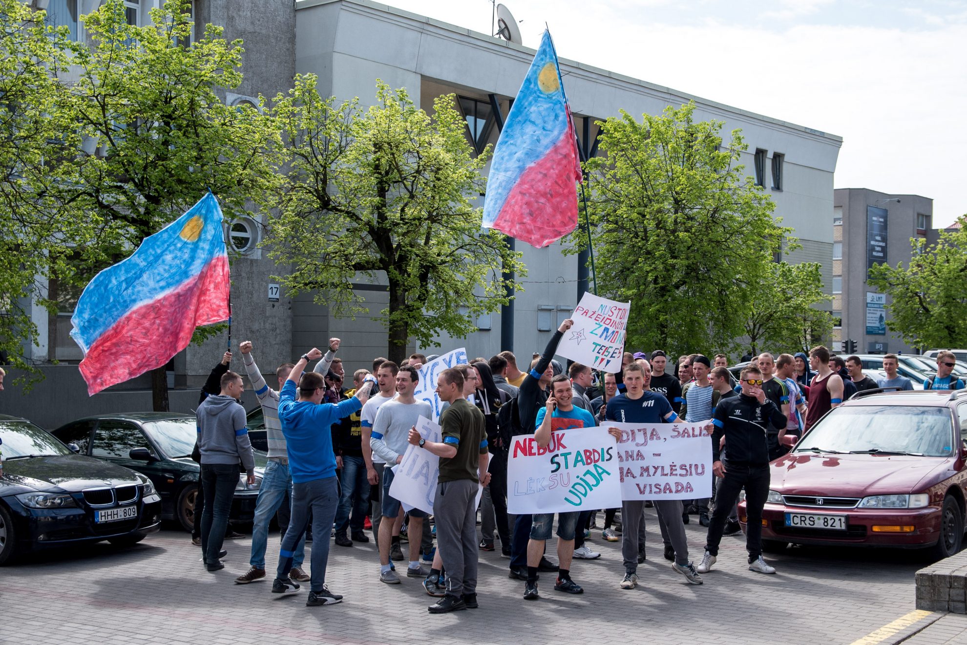 Nešini plakatais su skambiomis frazėmis, jaunuoliai kurstė neramumus ir traukė praeivių dėmesį. Sutrikę panevėžiečiai spėliojo: tai karo pradžia?