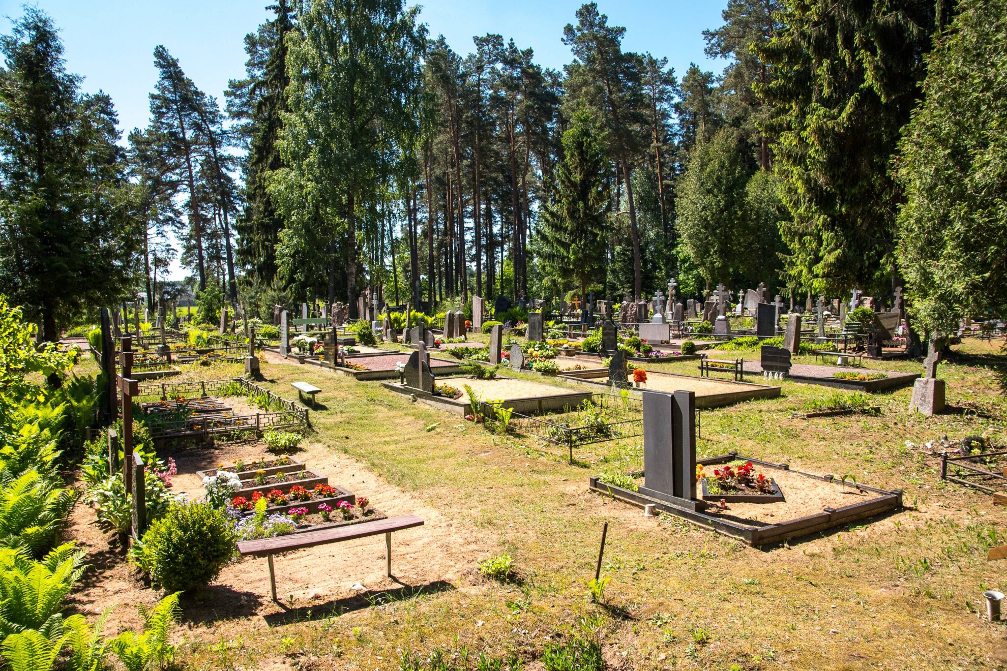 Savo mirusiuosius prieš Sekmines tradiciškai pagerbę Panevėžio sentikiai būgštauja, kad šią ypatingą apeigą gali numarinti perpildytos kapinės.