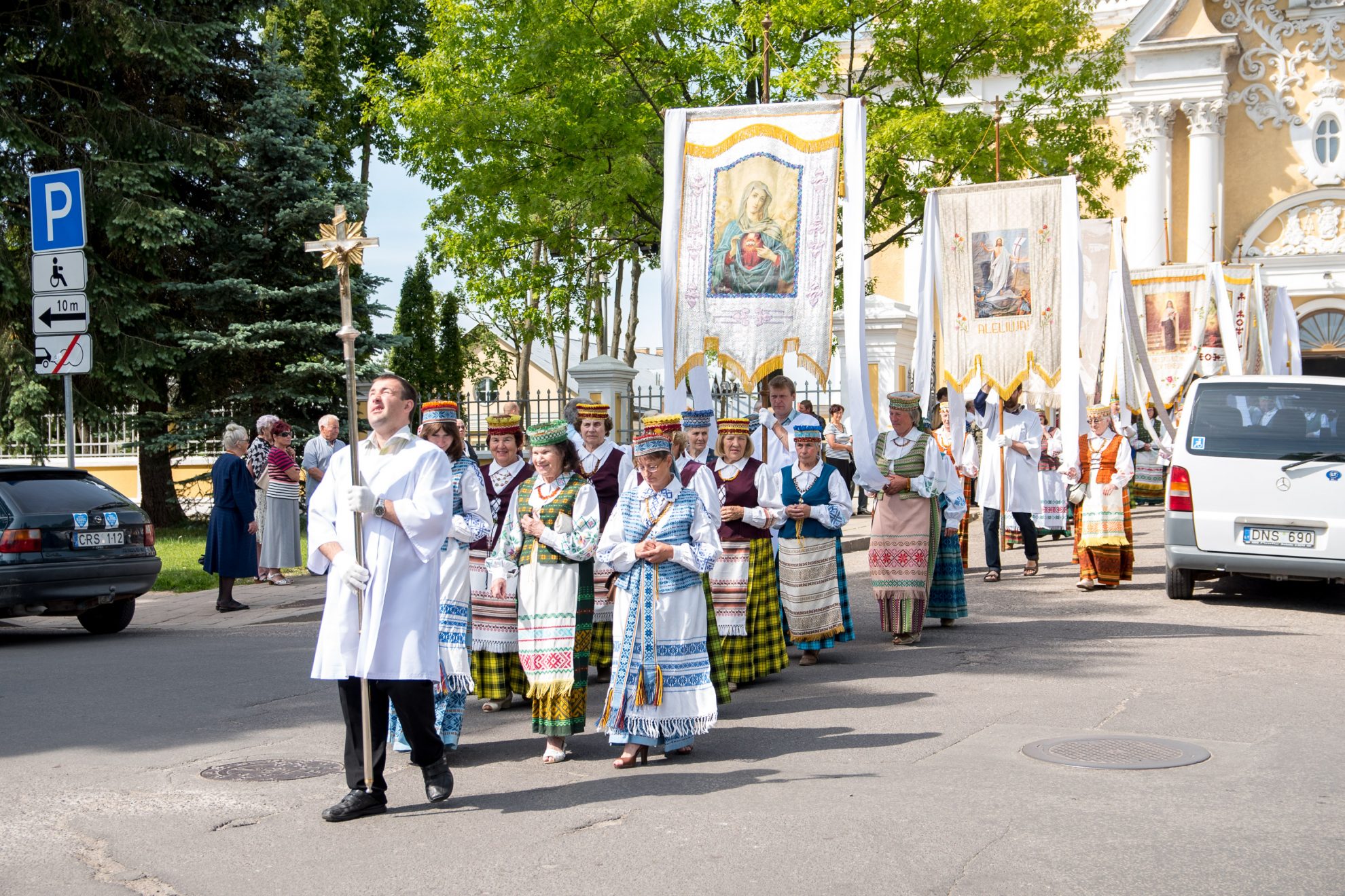 Sekmadienio rytą varpais, maldomis ir giesmėmis Panevėžį iš miego budino Kristaus Karaliaus katedros tikintieji.