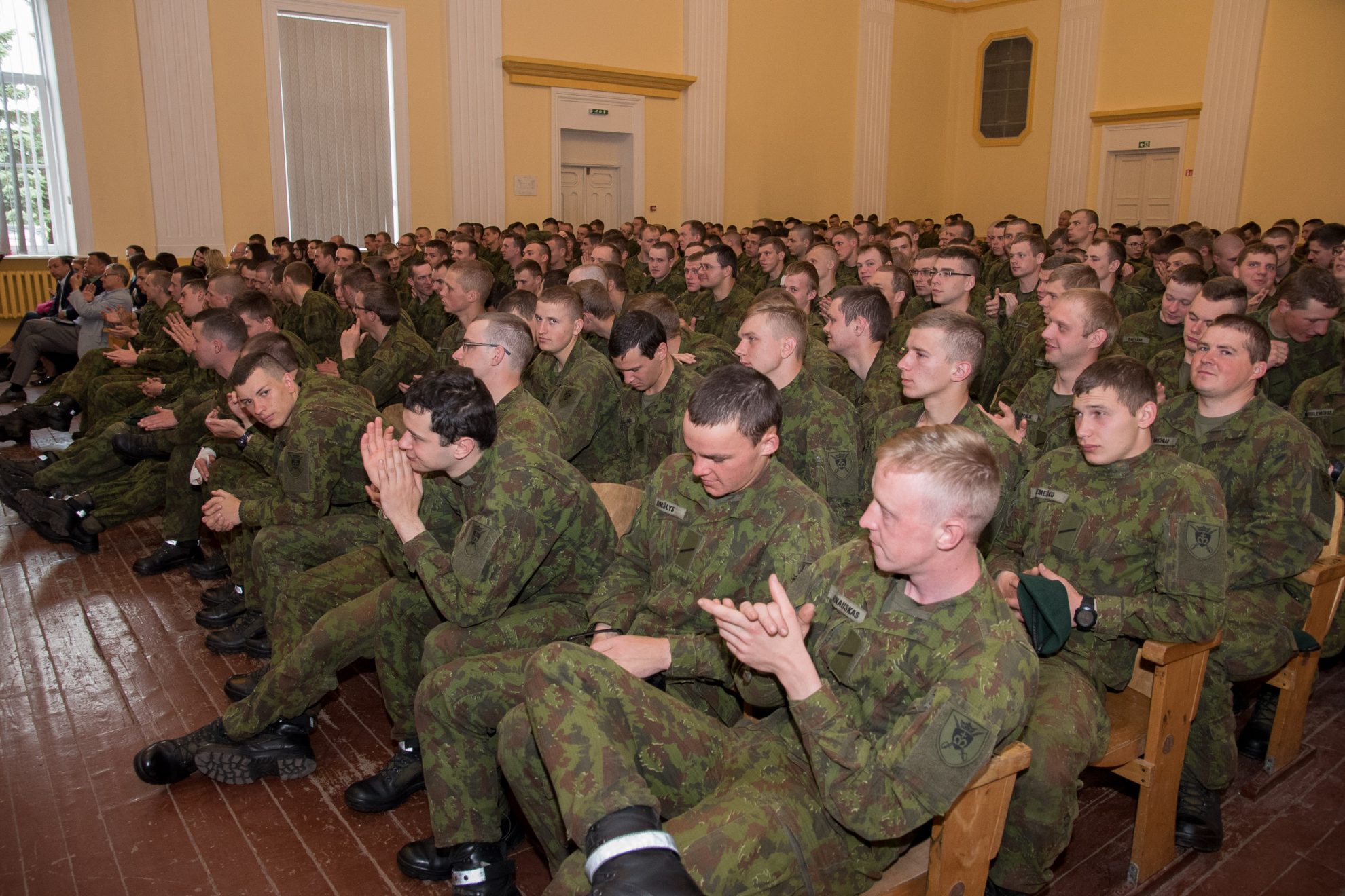 Į Karaliaus Mindaugo husarų batalioną susirinkę Panevėžio darbdaviai žadėjo, kad pareigą šaliai atlikusiems jaunuoliams neteks varstyti Darbo biržos durų.