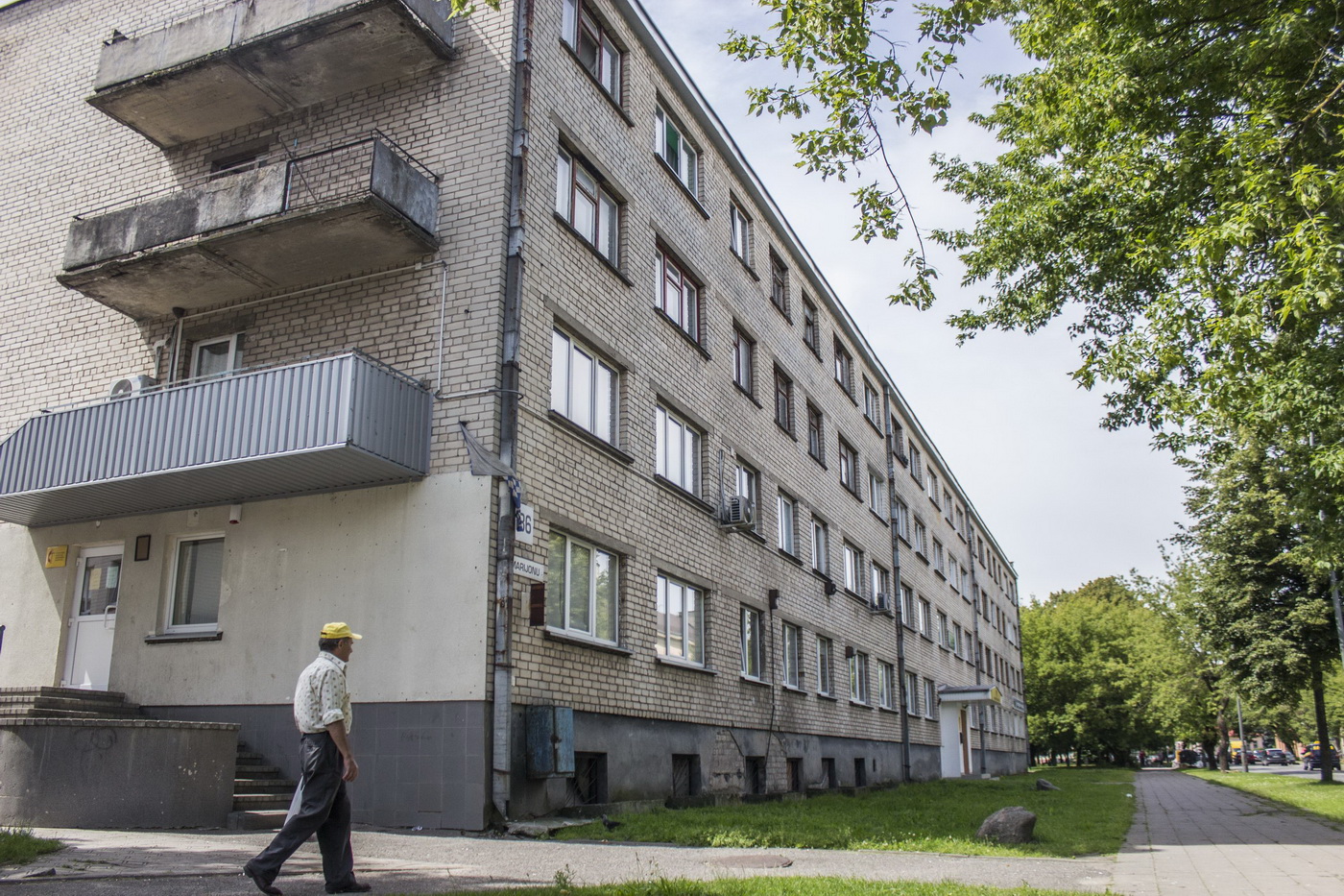 Kelias dienas iš eilės bandęs prisibelsti savo nuomojamo buto gyventojai Panevėžyje, Marijonų gatvėje, savininkas sekmadienio popietę išsikvietė pagalbos tarnybas.