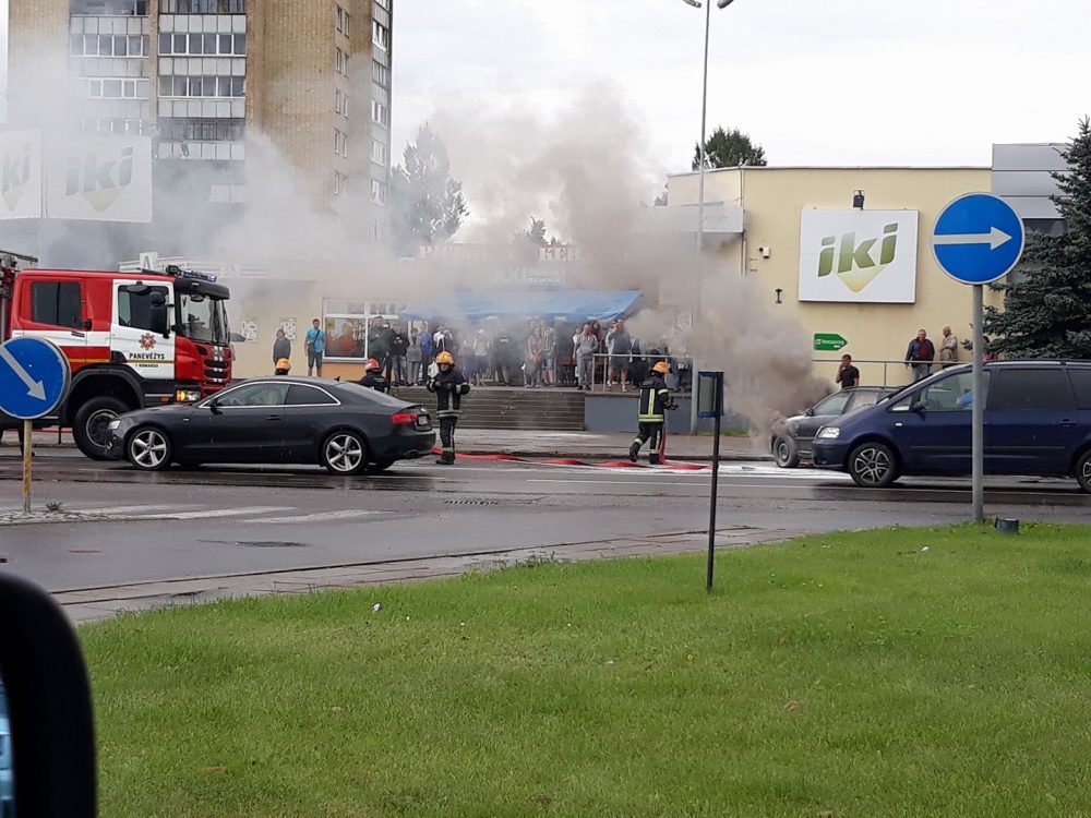 Pirmadienį, prieš šešioliktą valandą, specialiosios tarnybos sulėkė į prekybos centro Nemuno g. automobilių stovėjimo aikštelę.