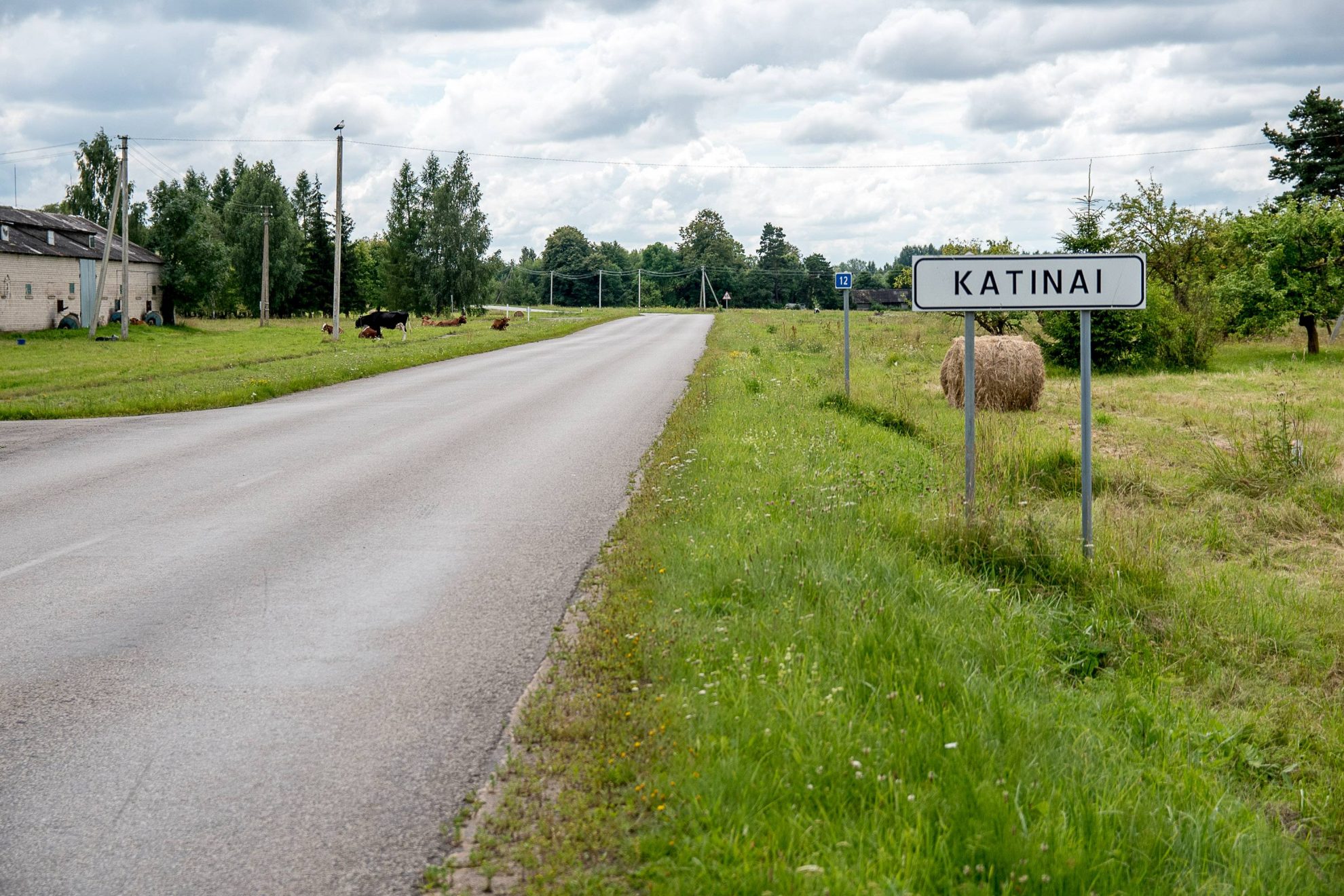 Istorinė diena vos 400 gyventojų turinčiam Katinų kaimui. Panevėžio rajono tarybos šiandienis sprendimas prieš metus uždarytos mokyklos pastatą perduoti Valstybinių miškų urėdijai duoda startą nykstančio kaimo renesansui.