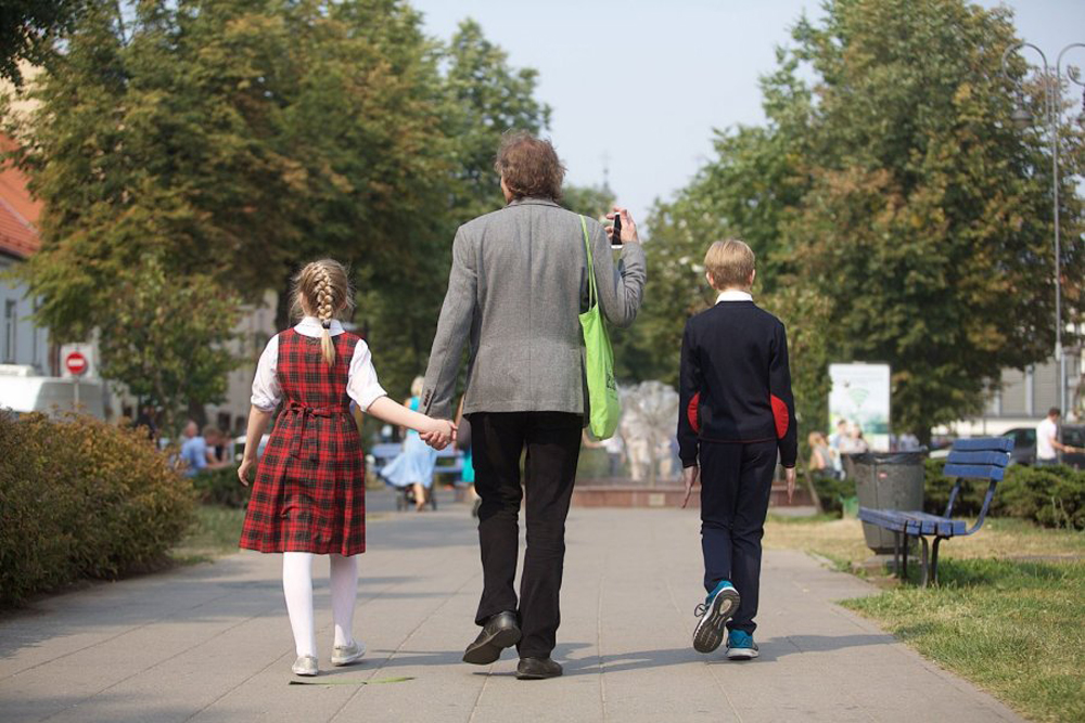 pirmąją mokslo metų dieną tėvai, norintys palydėti vaikus į mokyklą, turi teisę gauti ne mažiau kaip pusę darbo dienos laisvo laiko paliekant jiems vidutinį darbo užmokestį