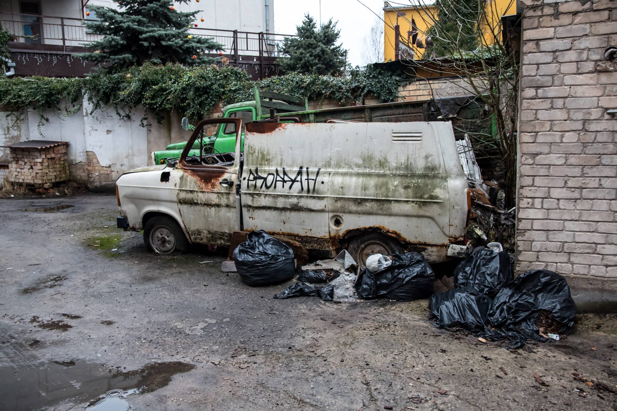 Nebenaudojami automobiliai turi būti tinkamai sutvarkomi, utilizuojami, tačiau jų vis dar kėpso miesto gatvėse ir kiemuose.