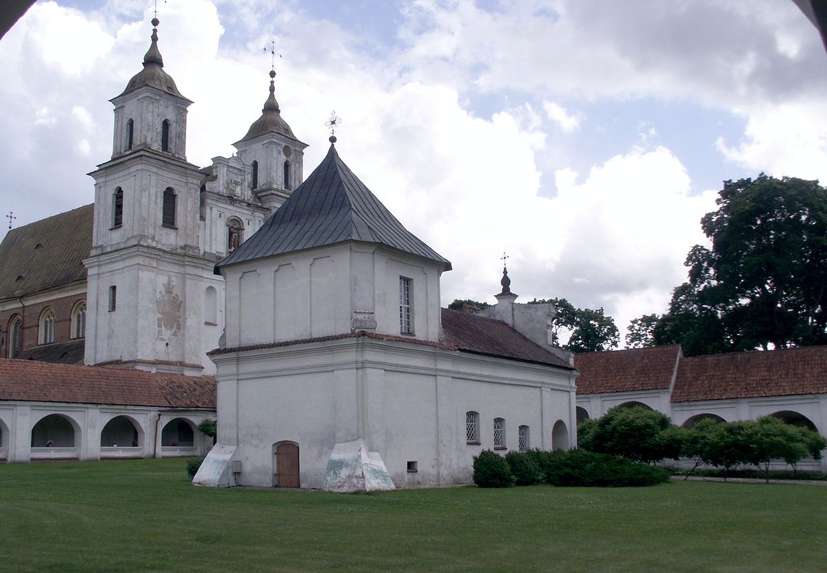 Panevėžio miesto savivaldybės taryba pritarė, kad būtų įamžintas Dievo Apvaizdos seserų kongregacijos įkūrėjos, visuomenės veikėjos, medikės, pedagogės, žydų gelbėtojos, Pasaulio tautų teisuolės, vargšų ir našlaičių globėjos Marijos Rusteikaitės (1892-1949) atminimas įrengiant atminimo ženklą J. Tilvyčio g. 18.