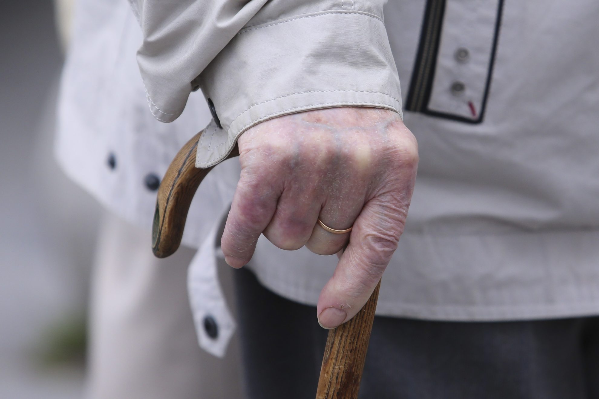 Rokiškio rajone ne mažiau audringai santykius aiškinosi dvi pensininkės, viena kitą tąsydamos už plaukų ir dargi apspardydamos.