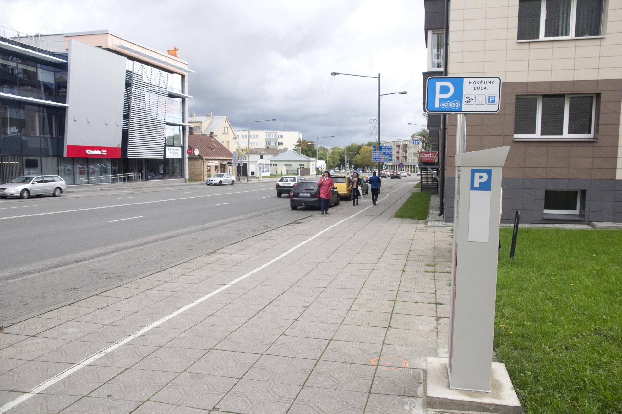 Už galimybę pasistatyti mašiną prie savo namo jie ploja kaip bet kuris trumpam centre stabtelėjęs vairuotojas.