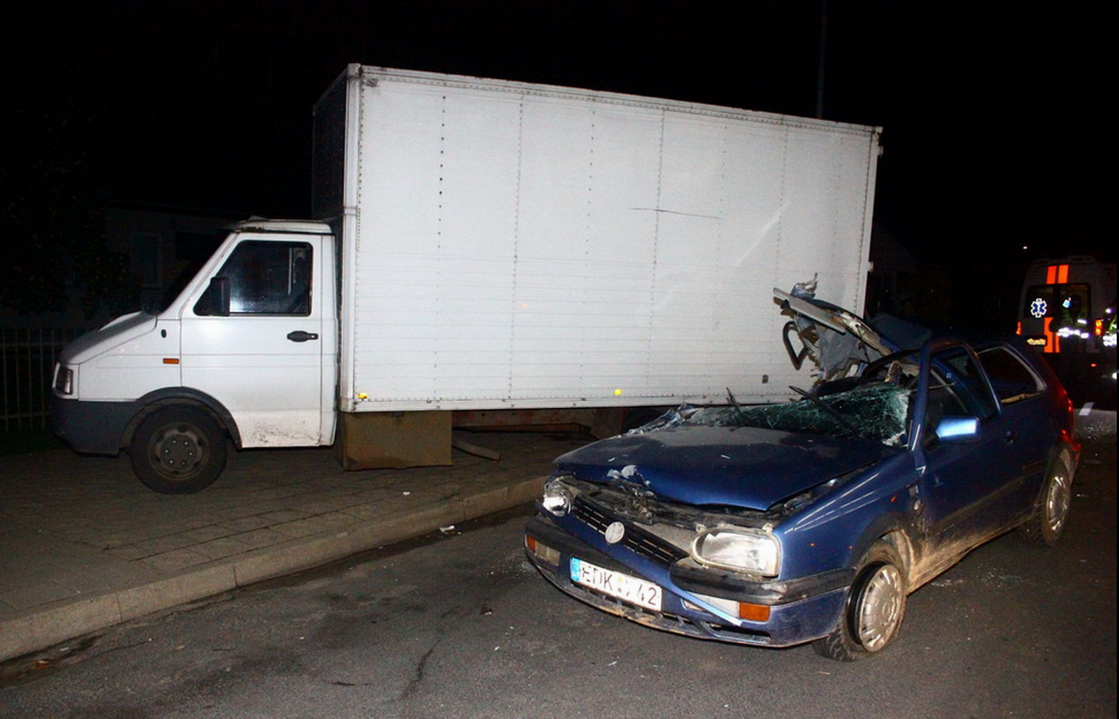 Sekmadienio naktis mieste buvo pažymėta skaudžia avarija. J. Basanavičiaus gatvėje dideliu greičiu lėkdamas „Volkswagen Golf“ trenkėsi į pirmoje eismo juostoje stovėjusį krovininį automobilį.