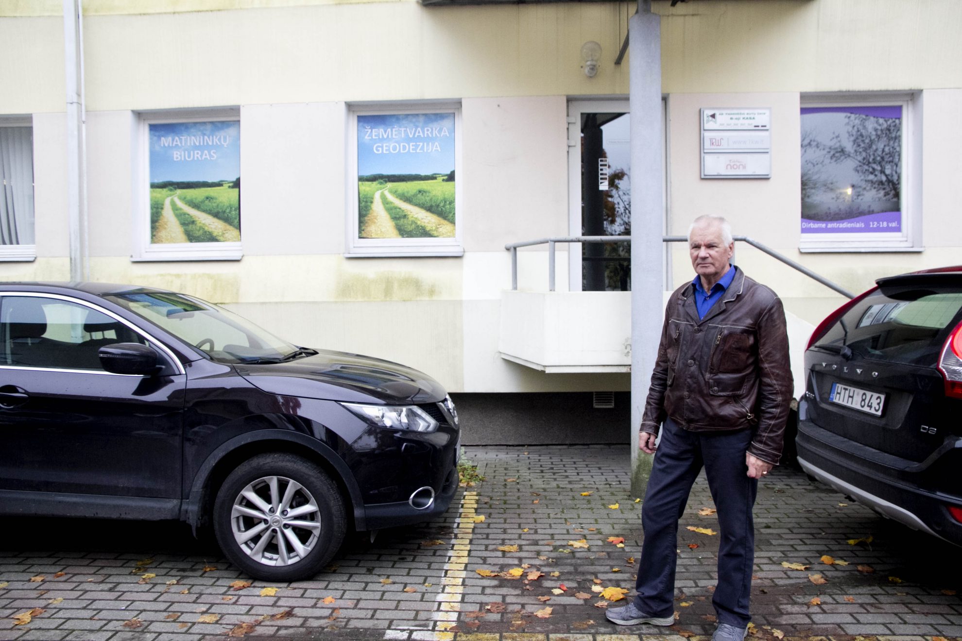 Panevėžio priemiestyje, Dembavoje, namą panūdęs statyti Petras Valaitis būtų nepatikėjęs, jei kas kitas pasakotų, jog nė pusės hektaro nesiekiančio sklypo geodezinį projektą parengti užtruks ilgiau nei pačios statybos.