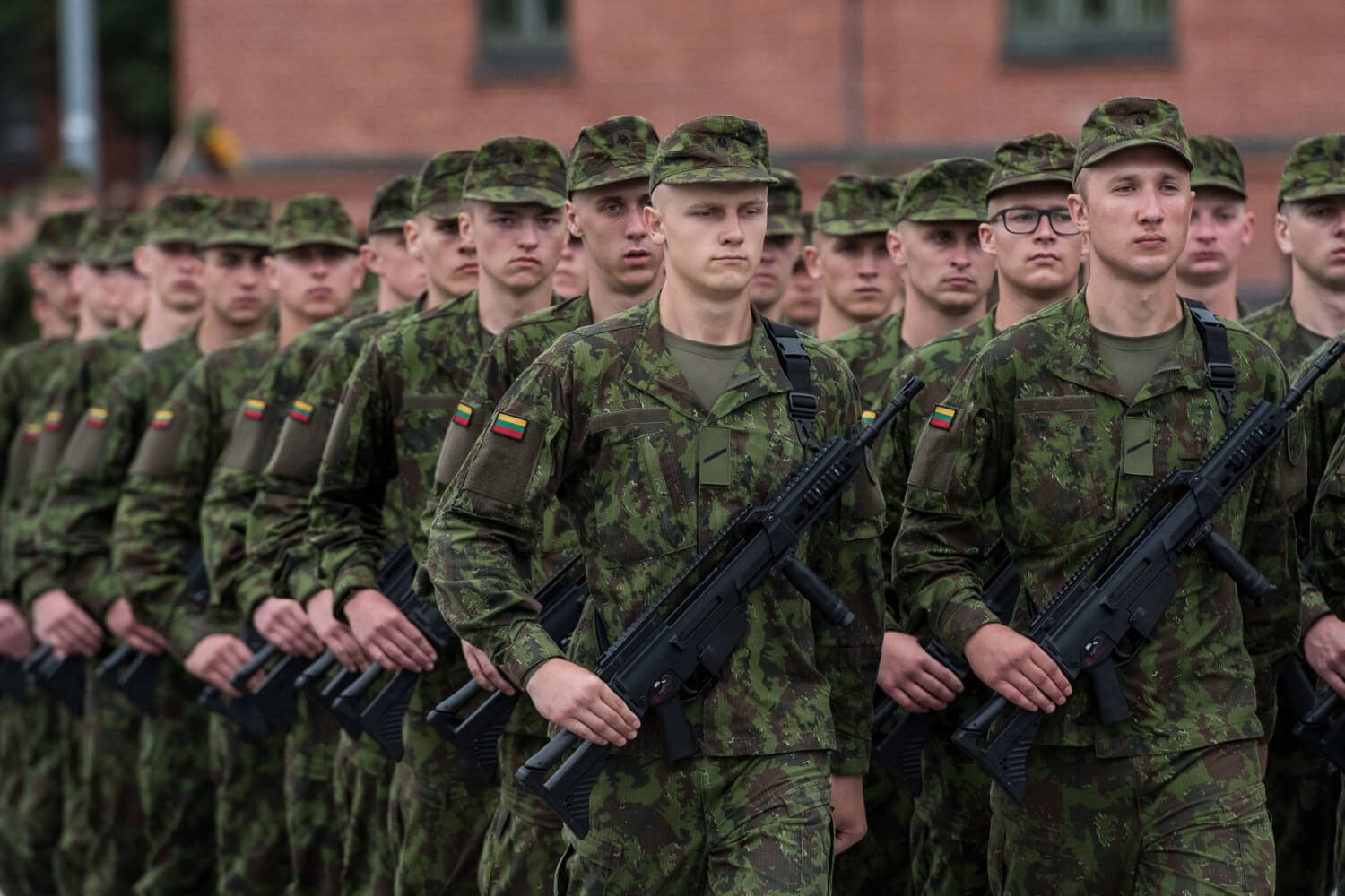 Prieš dvejus metus grąžinus šauktinių kariuomenę, vis garsiau kalbama apie visuotinį šaukimą. Tiesa, tam reikėtų papildomų lėšų – maždaug 0,2 proc. BVP.