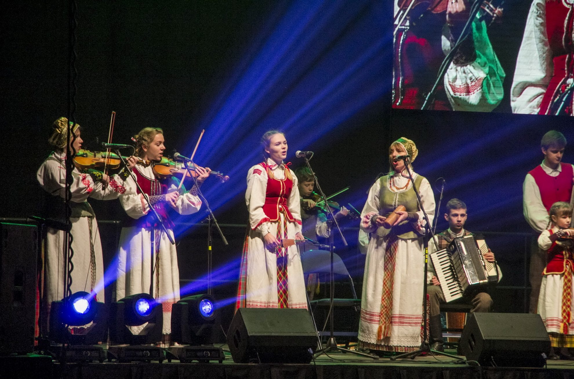 Liaudiškos muzikos ir dainų išsiilgę panevėžiečiai šeštadienio vakarą traukė į „Cido“ areną, kur vyko tradicinė, jau 25-oji Aukštaitijos regiono liaudiškos muzikos kapelų šventė – varžytuvės „Kapelmaušis“.