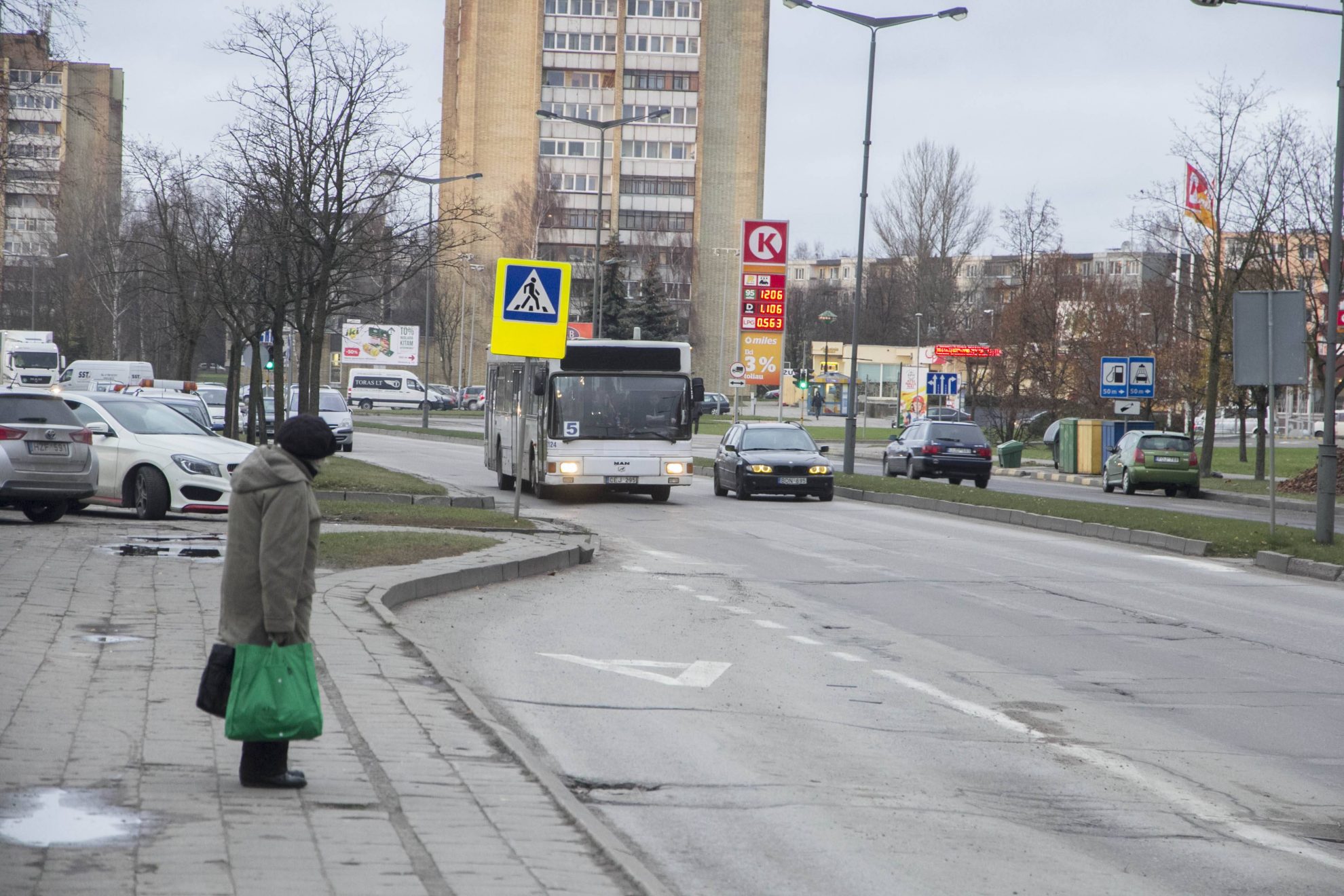 Vis anksčiau temstant keliaujantiems viešuoju miesto transportu neretai kyla problemų pataikyti įsėsti į reikiamą autobusą.