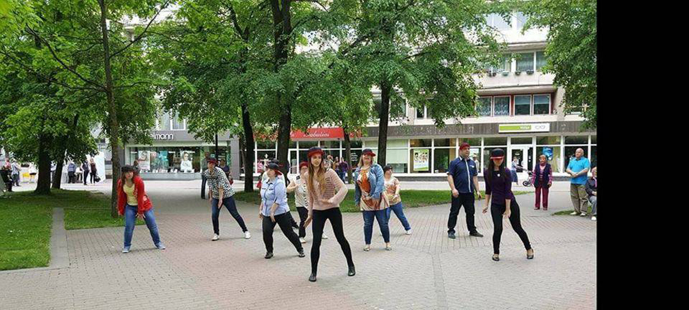 Panevėžio Jaunuolių dienos centre jau dešimt metų aktyviai veikia šokių grupė „(Ne)vieni“. Centrą lanko sutrikusio intelekto jaunimas.