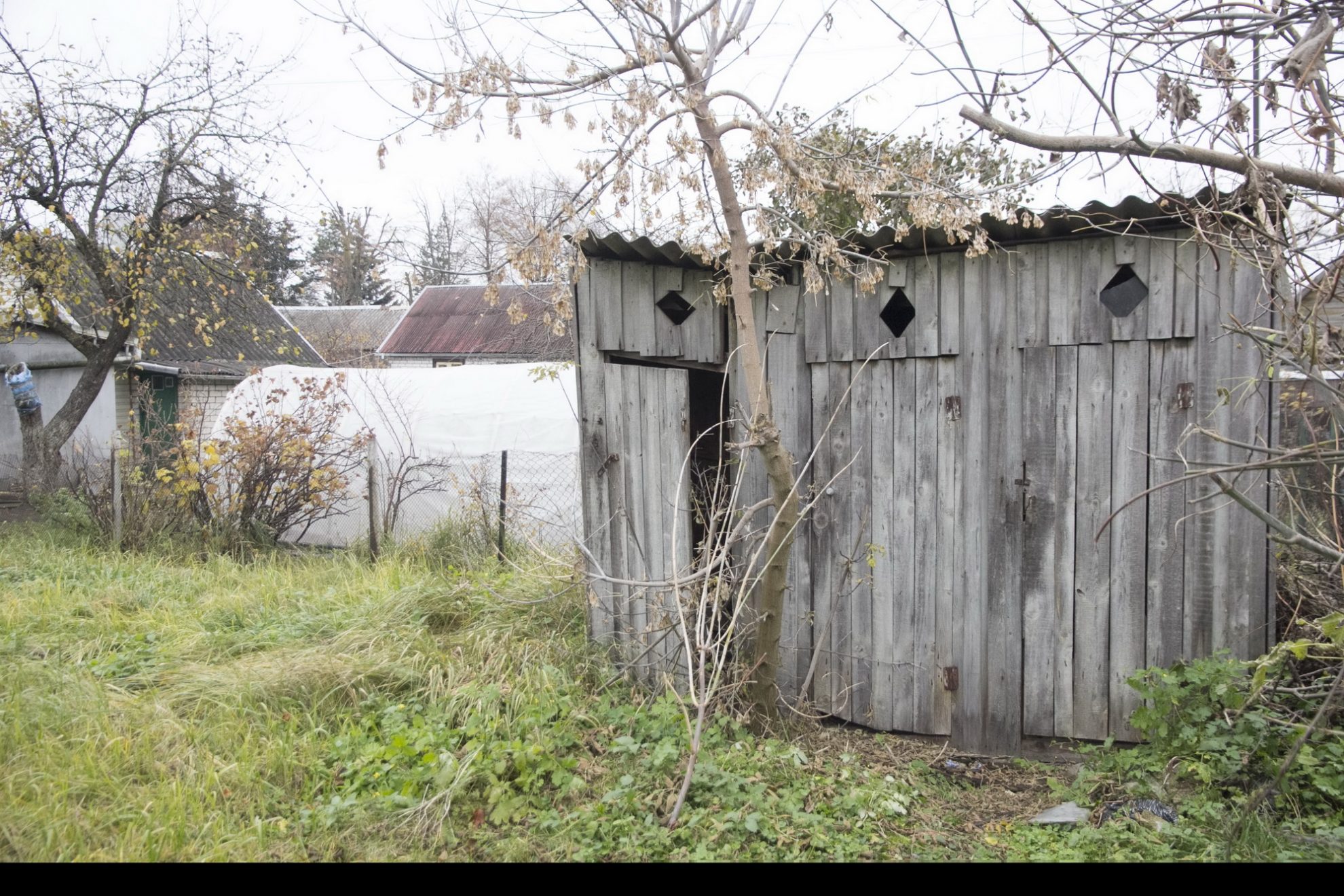 Biržuose konfliktuojantys kaimynai nesutarimus sprendžia kiek netradiciškai. Suprasdamas, kad prispyrus reikalui likti be tualeto – kone didžiausia bausmė, dantį ant kaimynės griežiantis vyriškis padegė jos lauko tualetą.