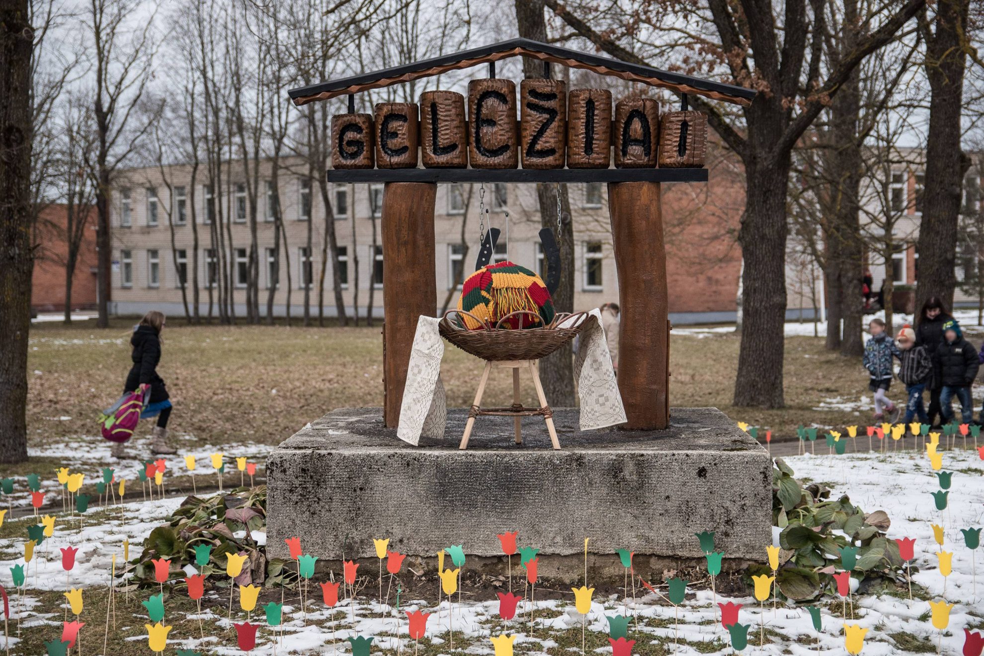 Panevėžio rajono Geležių kaimo gyventojai kraipo galvas – grįžo „kolchozinė“ tvarka. Rudenį čia uždaryta mokykla, tačiau jos katilinė rūksta visu pajėgumu.