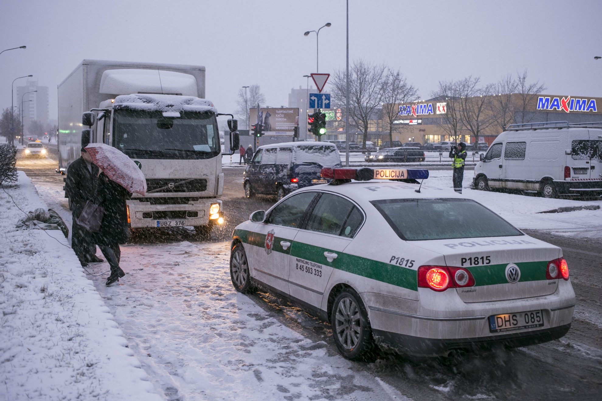 Visą rytą kelius klojanti šlapdriba vėl pridarė rūpesčių vairuotojams. Panevėžio rajone į šalikeles slydo mašinos, o mieste vilkikas partrenkė pėsčiąją.